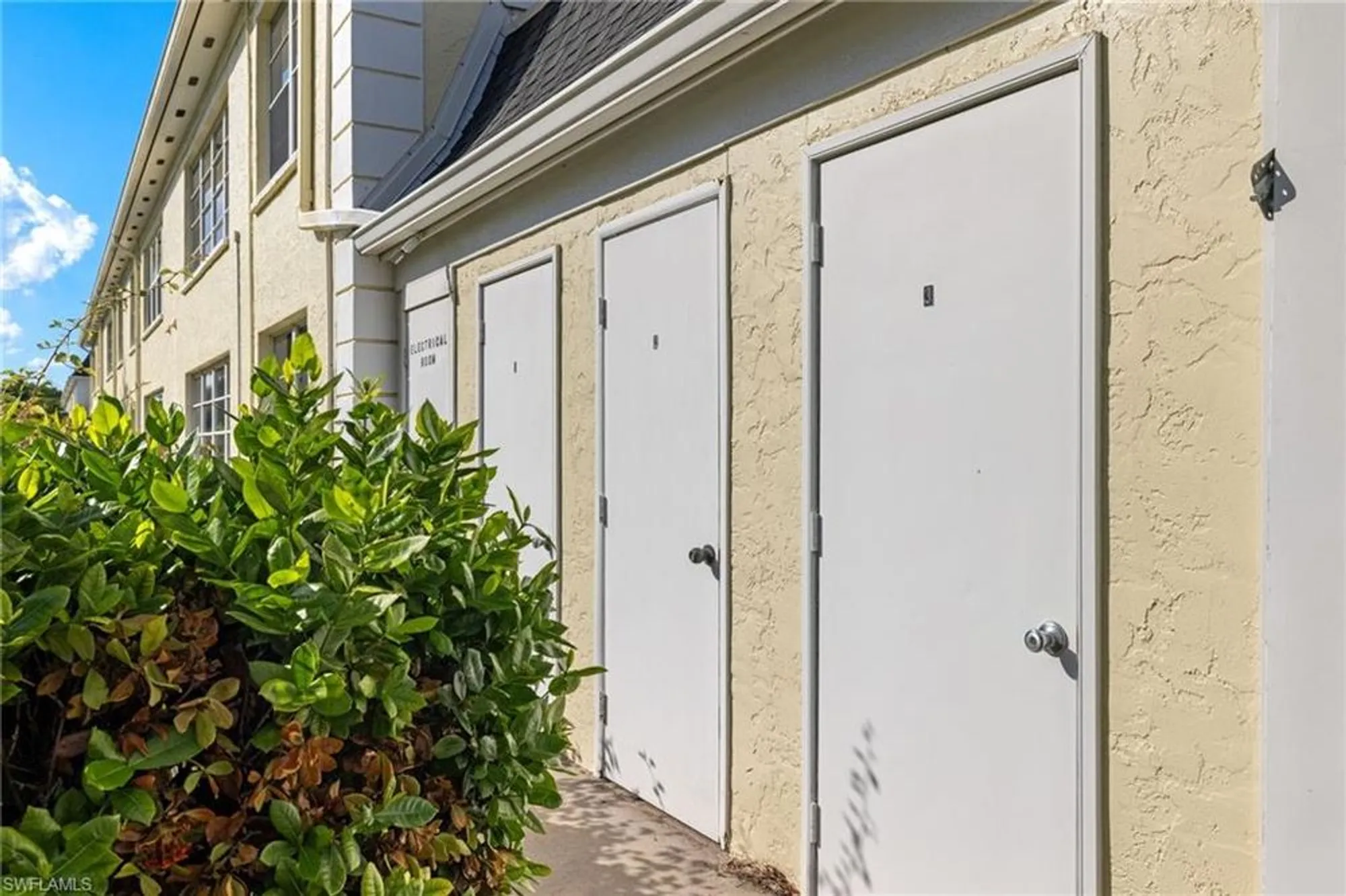Property Slideshow image 21 of 27 | 1340 s brandywine cir apt 3, Fort Myers, FL, 33919