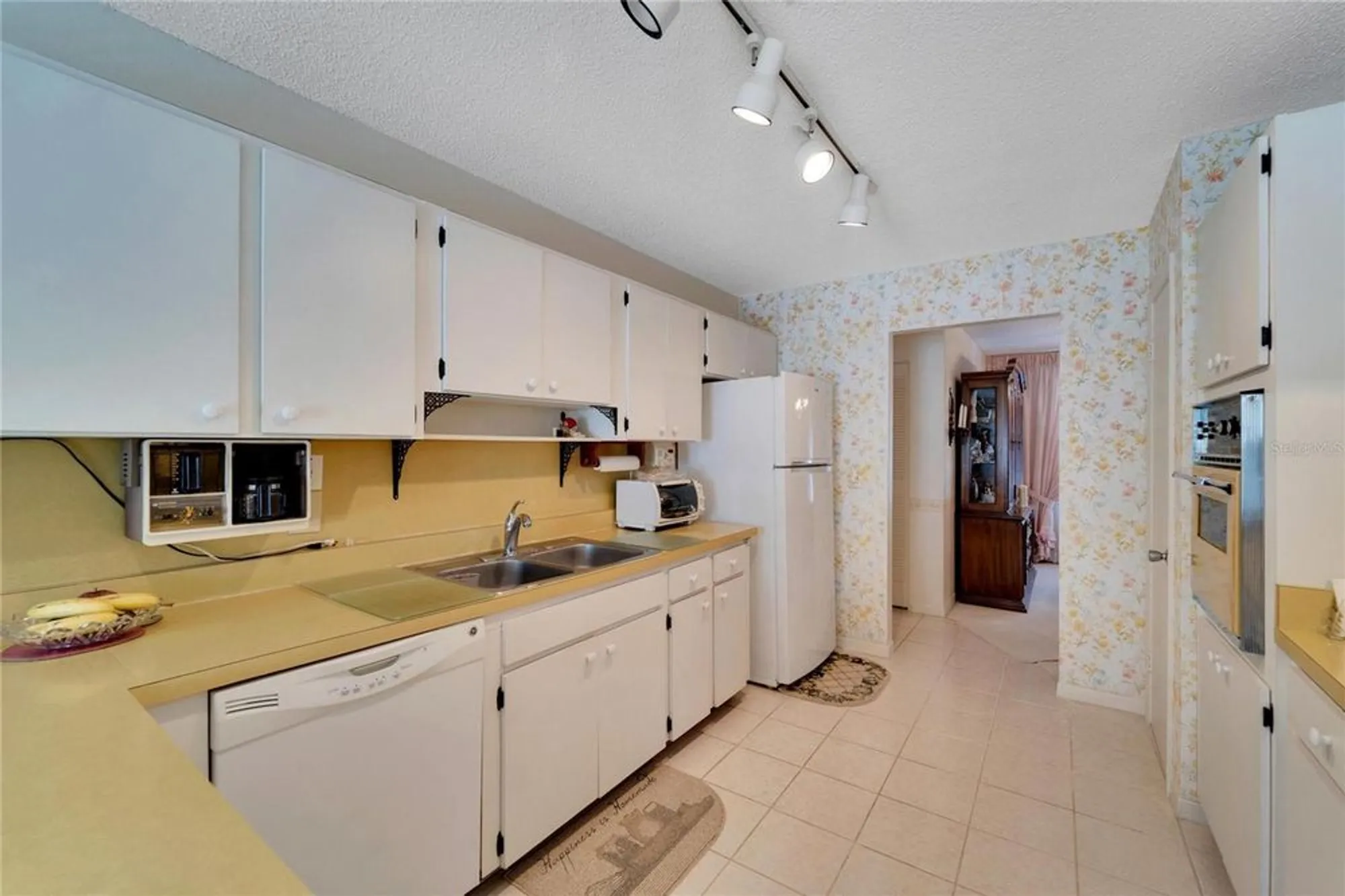 Property Slideshow image 11 of 42 | 612 allegheny dr, Sun City Center, FL, 33573