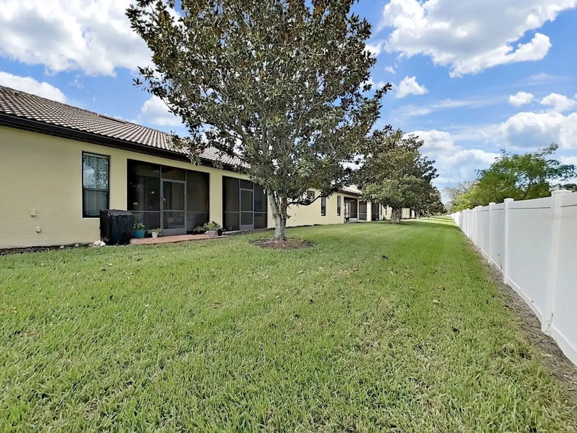 Property Slideshow image 37 of 100 | 303 bluewater falls ct, Apollo Beach, FL, 33572