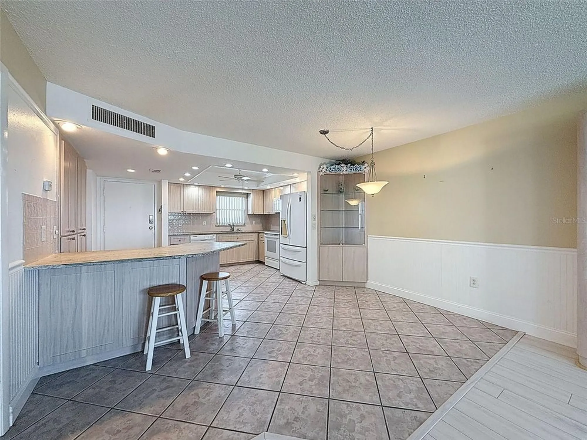 Property Slideshow image 7 of 32 | 4550 cove cir apt 507, St Petersburg, FL, 33708