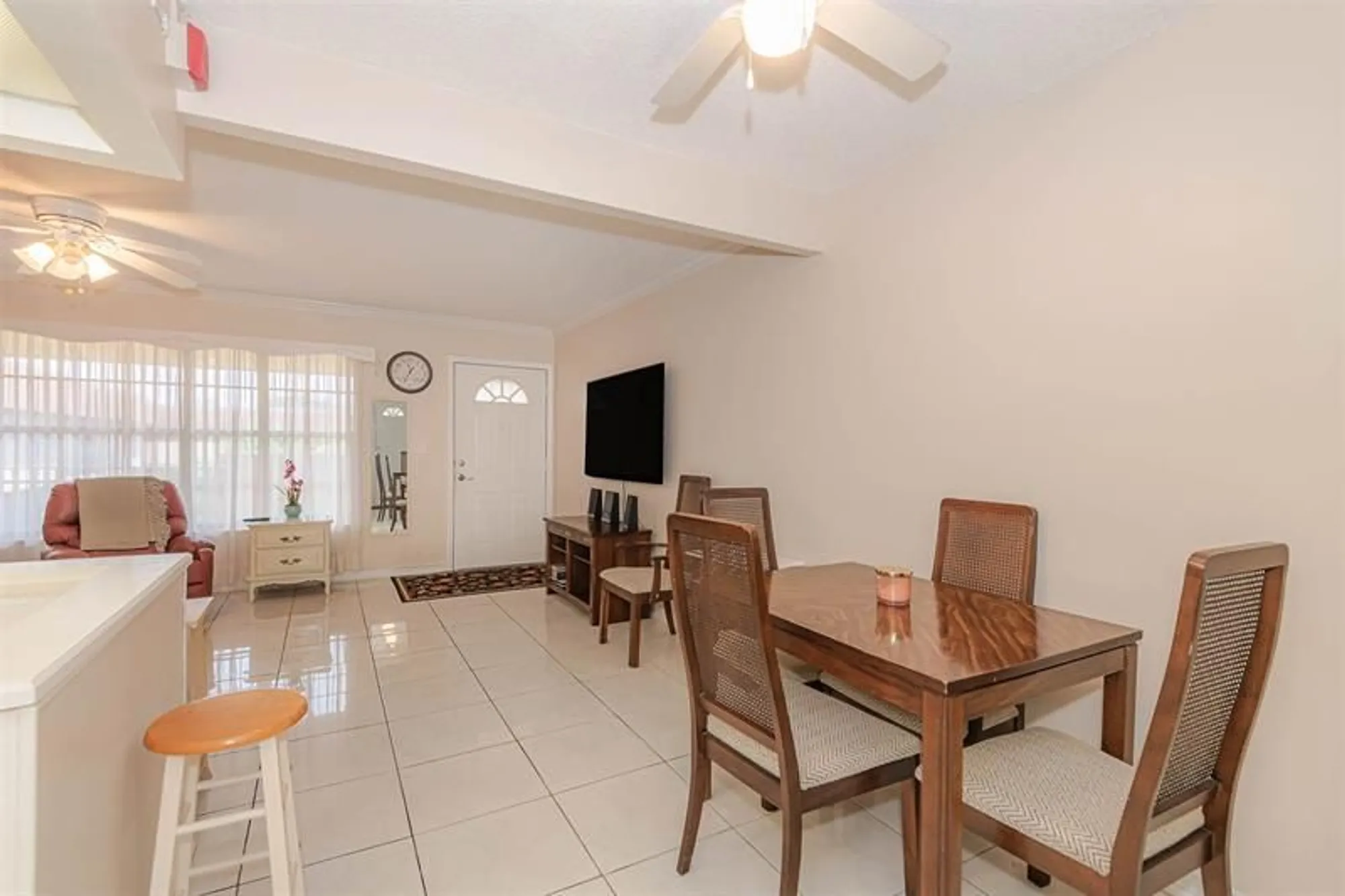 Property Slideshow image 8 of 36 | 3071 nw 47th ter 317, Lauderdale Lakes, FL, 33313