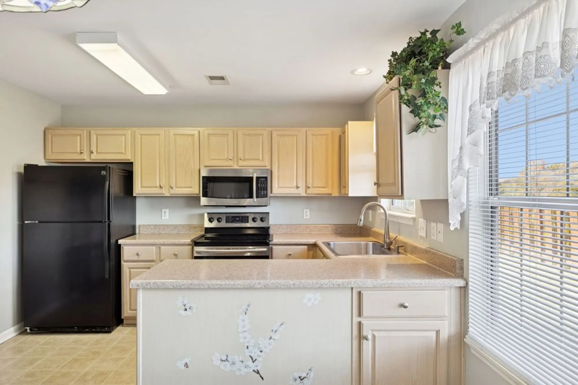 Property Slideshow image 18 of 49 | 117 newsom grn, Nashville, TN, 37221