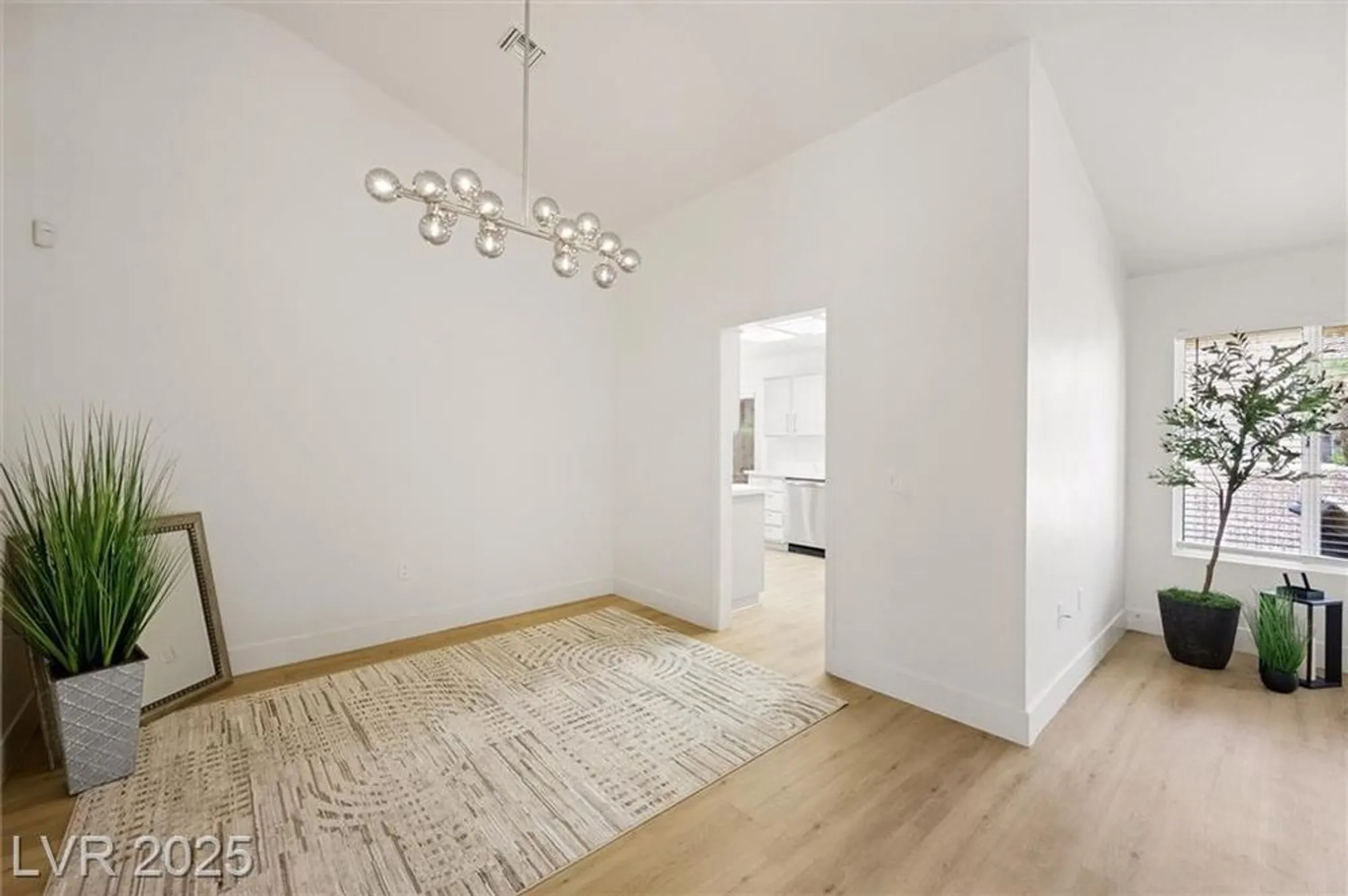 Property Slideshow image 9 of 40 | 2517 desert sands dr, Las Vegas, NV, 89134