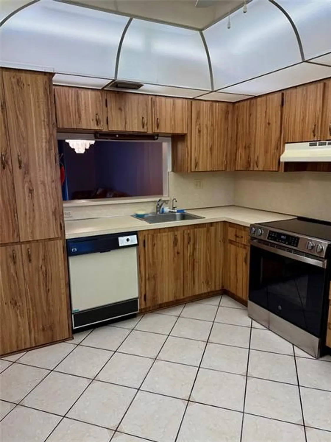 Property Slideshow image 7 of 23 | 900 colony point cir 121, Pembroke Pines, FL, 33026