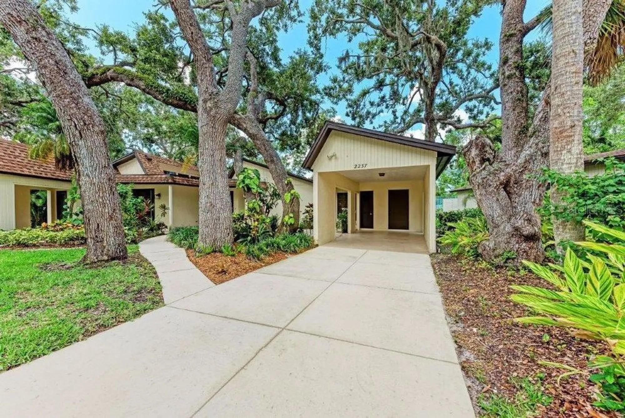 Property Slideshow image 5 of 31 | 2237 circlewood dr 18, Sarasota, FL, 34231