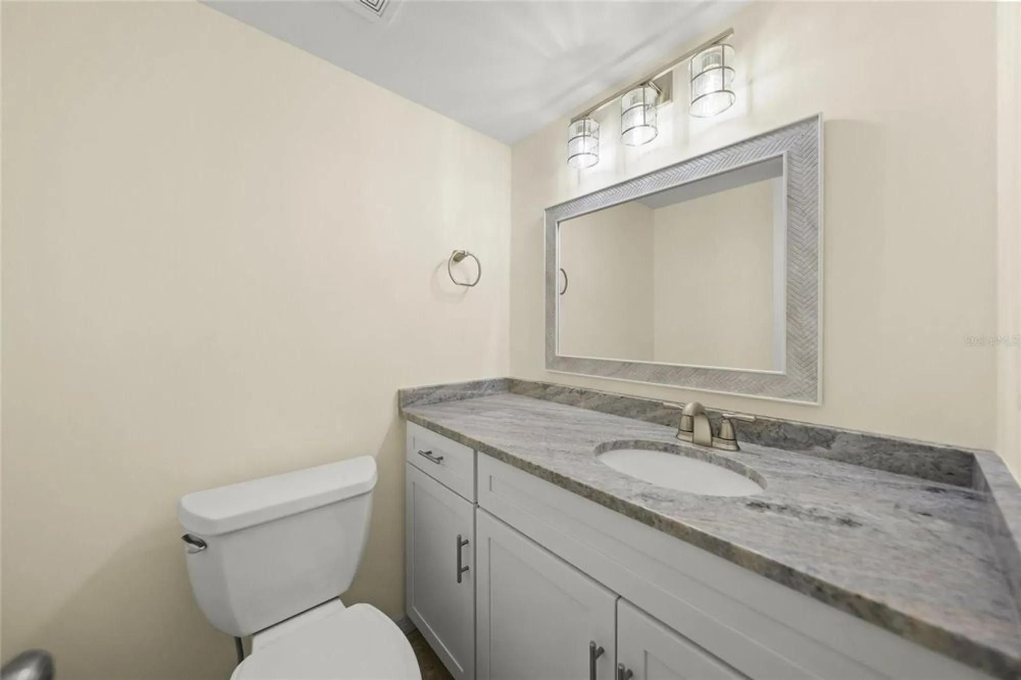 Property Slideshow image 15 of 62 | 4555 forest wood trl 23, Sarasota, FL, 34241
