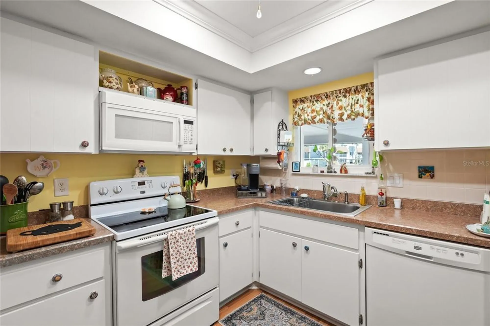 Property Slideshow image 11 of 41 | 1325 glen oaks dr 133, Sarasota, FL, 34232