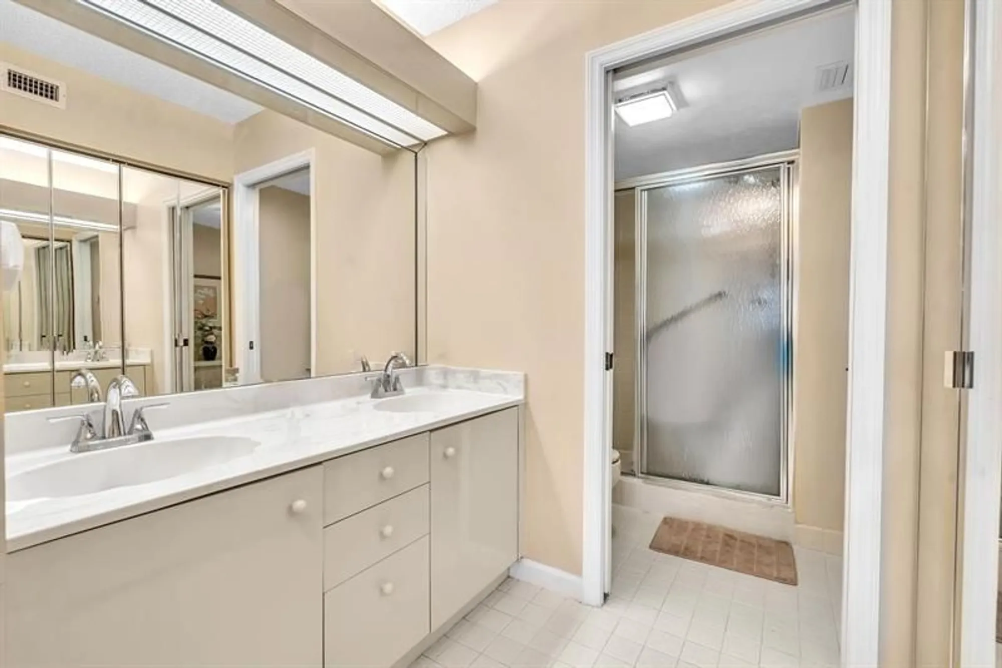 Property Slideshow image 33 of 83 | 7449 fairfax dr 211, Tamarac, FL, 33321