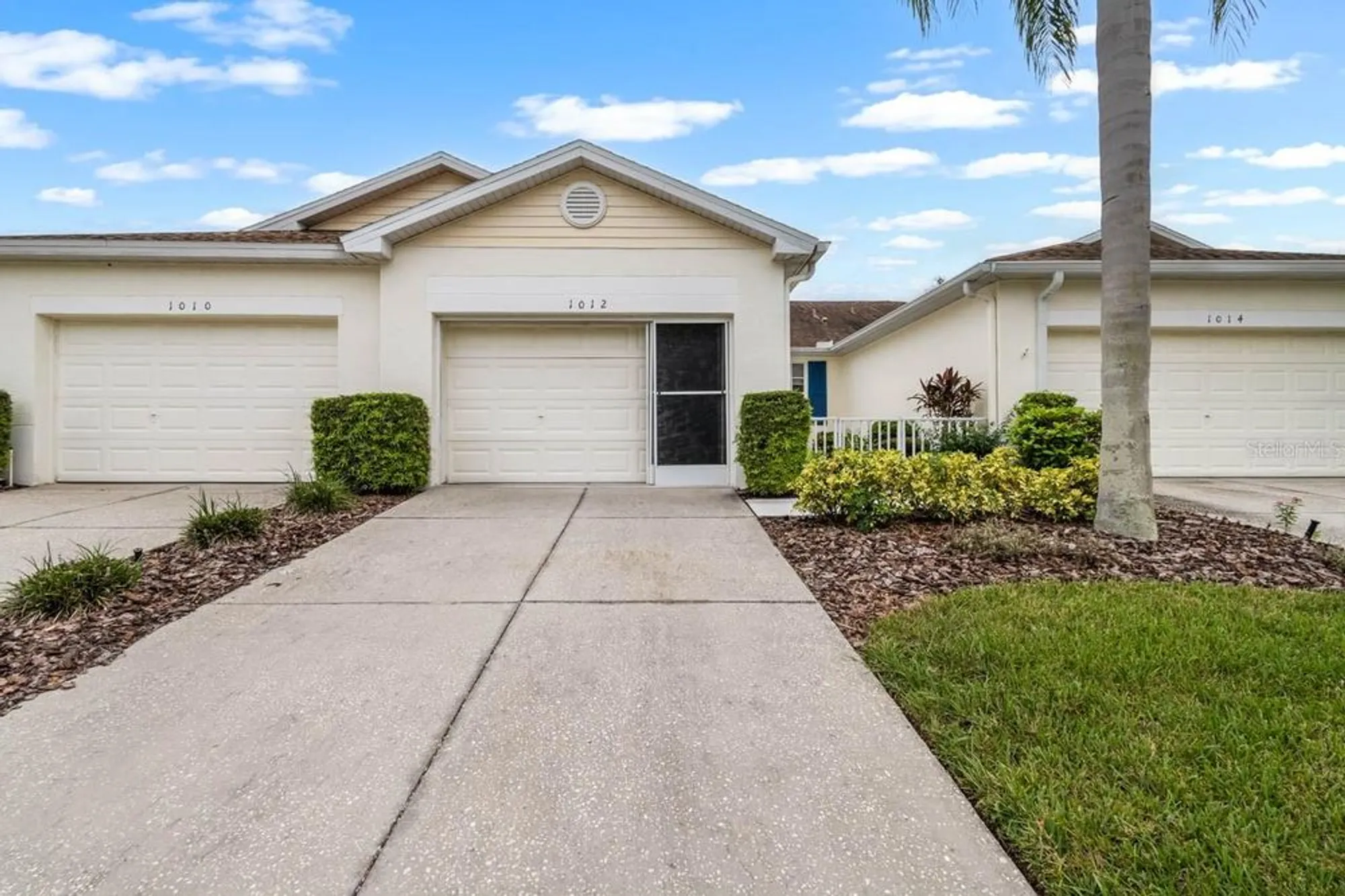 Property Slideshow image 2 of 47 | 1012 radison lake ct 59, Sun City Center, FL, 33573