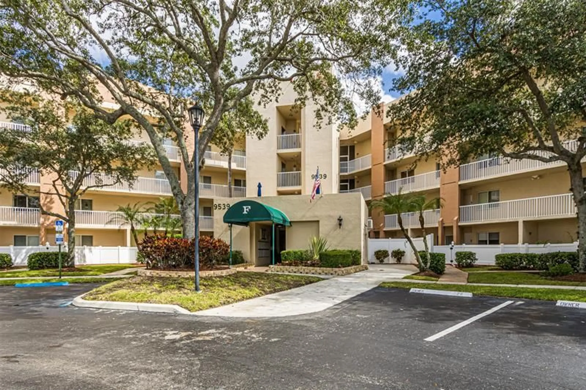 Property Slideshow image 28 of 33 | 9539 weldon cir f201, Tamarac, FL, 33321