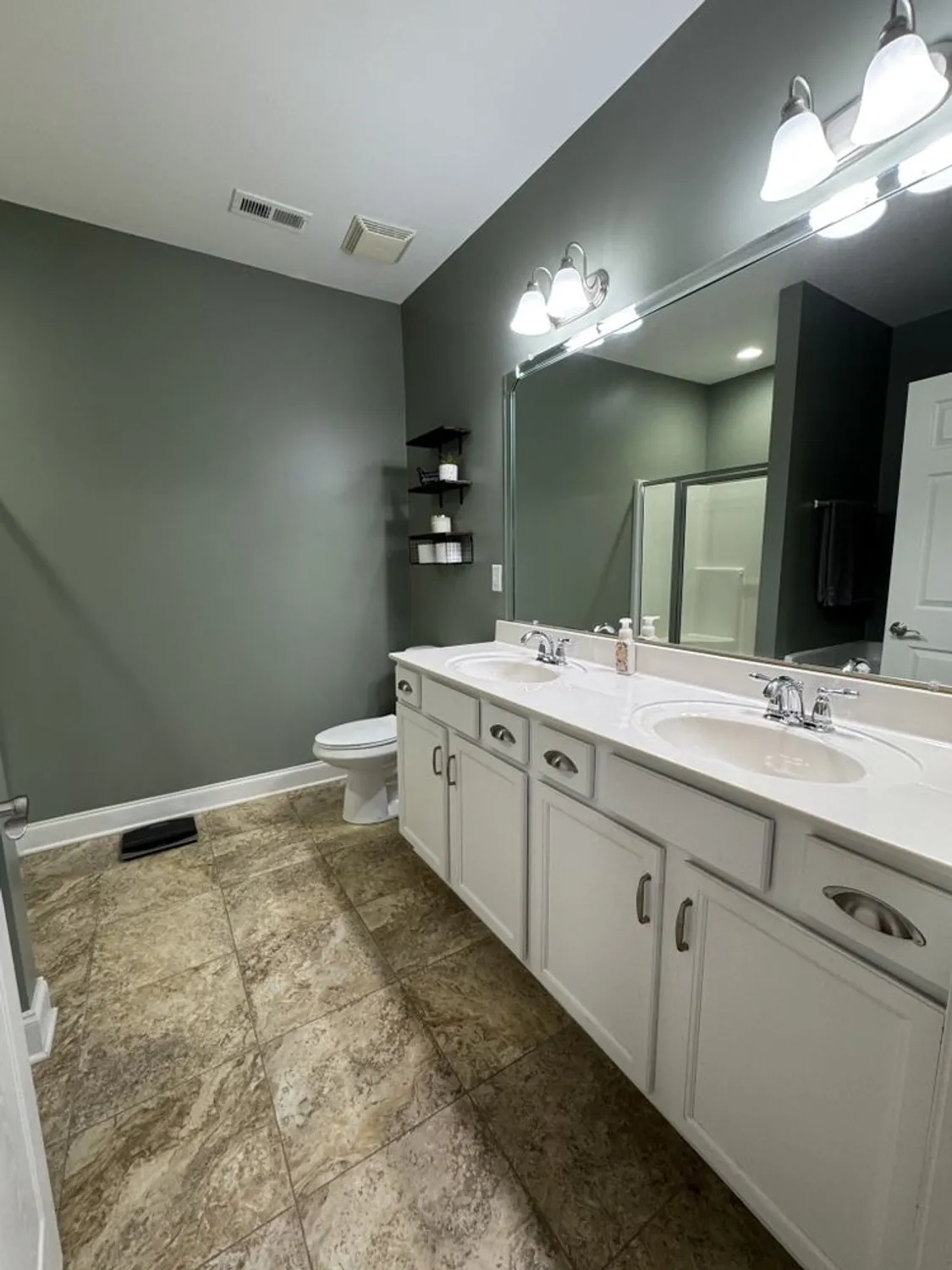 Property Slideshow image 18 of 39 | 609 saddlestone dr, Lebanon, TN, 37090