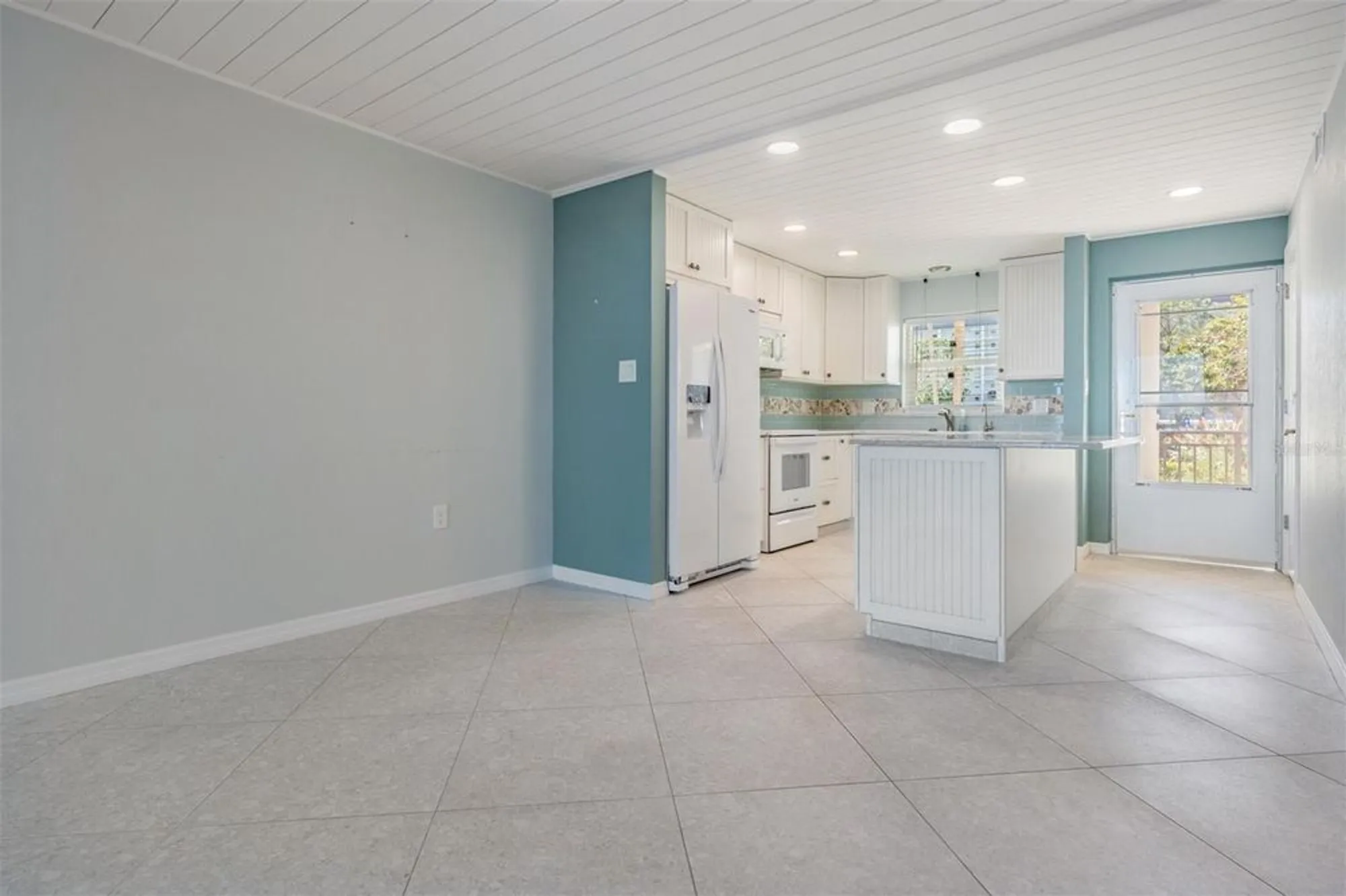 Property Slideshow image 6 of 60 | 9 haig pl 104, Dunedin, FL, 34698