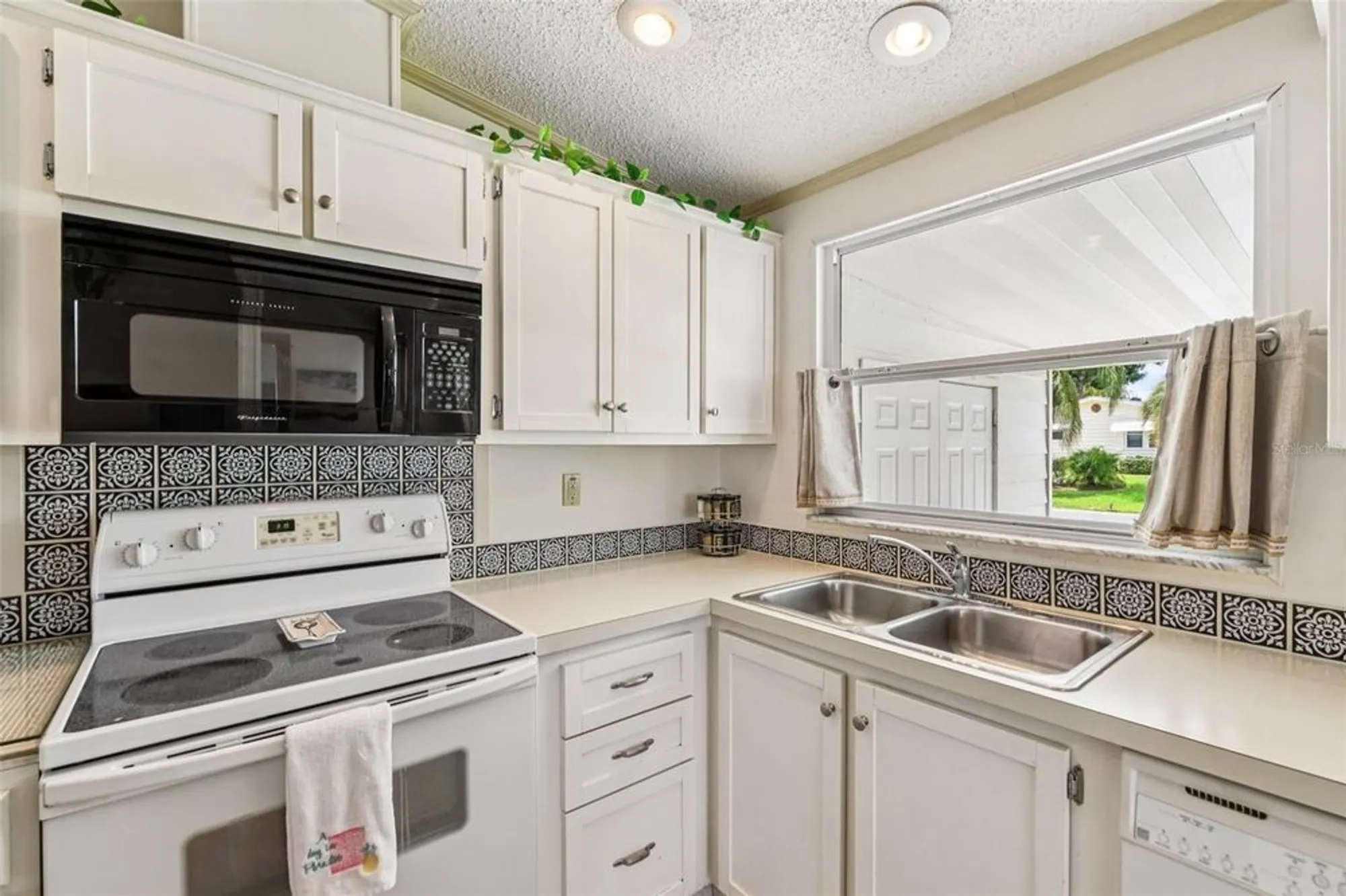 Property Slideshow image 13 of 58 | 1802 petunia ln, The Villages, FL, 32159