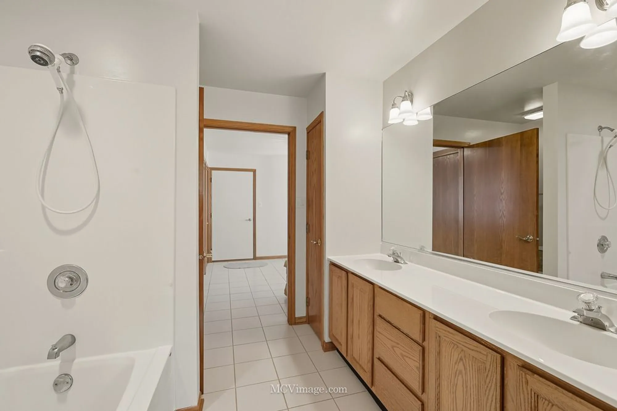Property Slideshow image 11 of 25 | 18434 lakeview cir, Tinley Park, IL, 60477