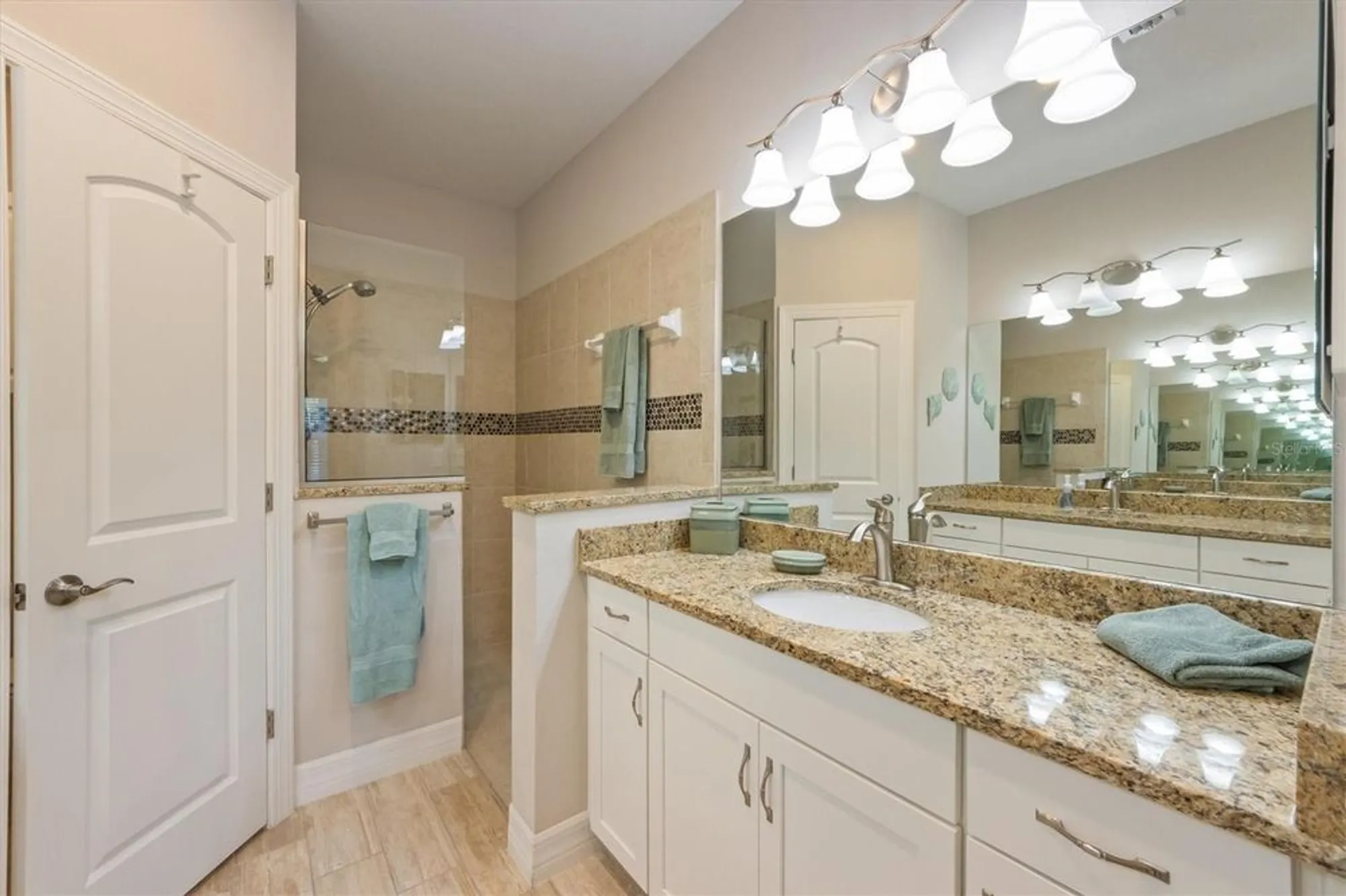 Property Slideshow image 25 of 37 | 7104 playa bella dr, Bradenton, FL, 34209