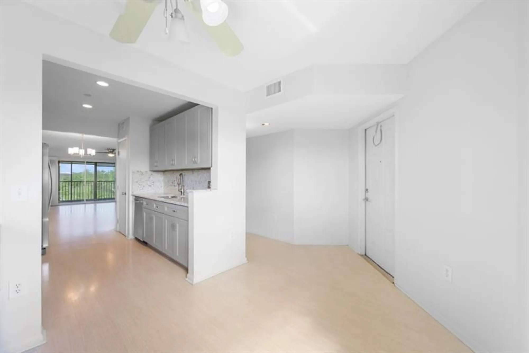 Property Slideshow image 9 of 23 | 550 sw 137th ave 401l, Pembroke Pines, FL, 33027