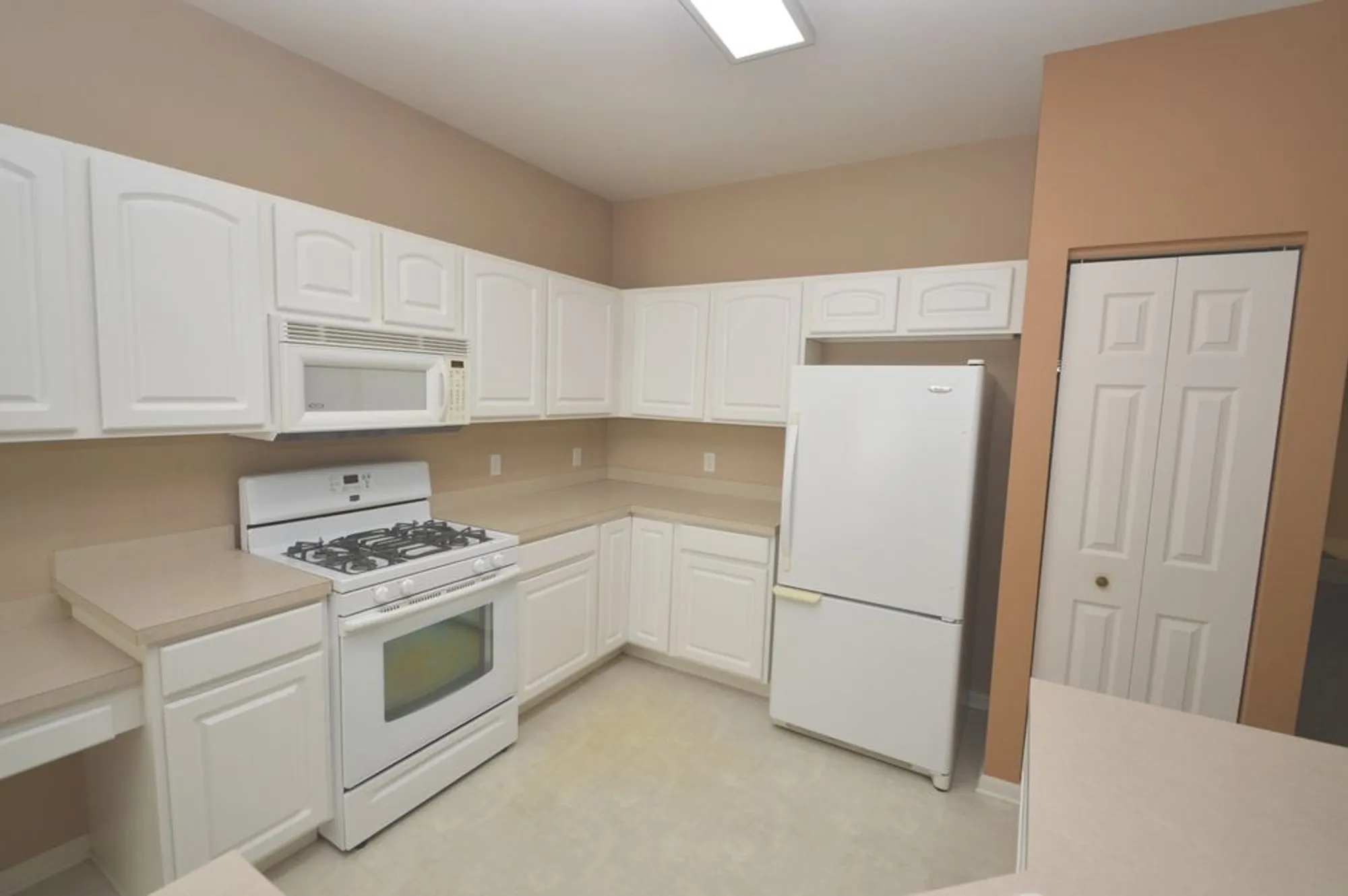 Property Slideshow image 8 of 27 | 733 s mecosta ln, Romeoville, IL, 60446