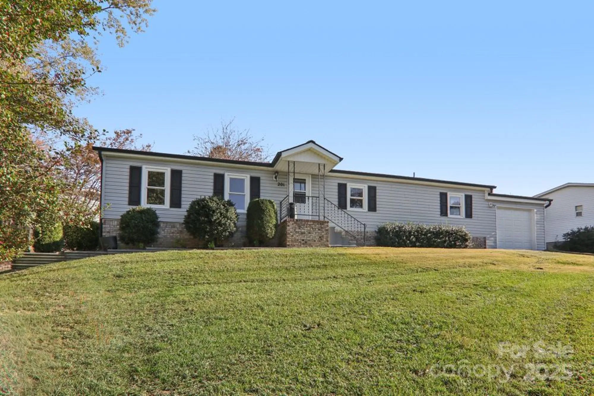 Property Slideshow image 5 of 44 | 201 cranbrook cir, Hendersonville, NC, 28792