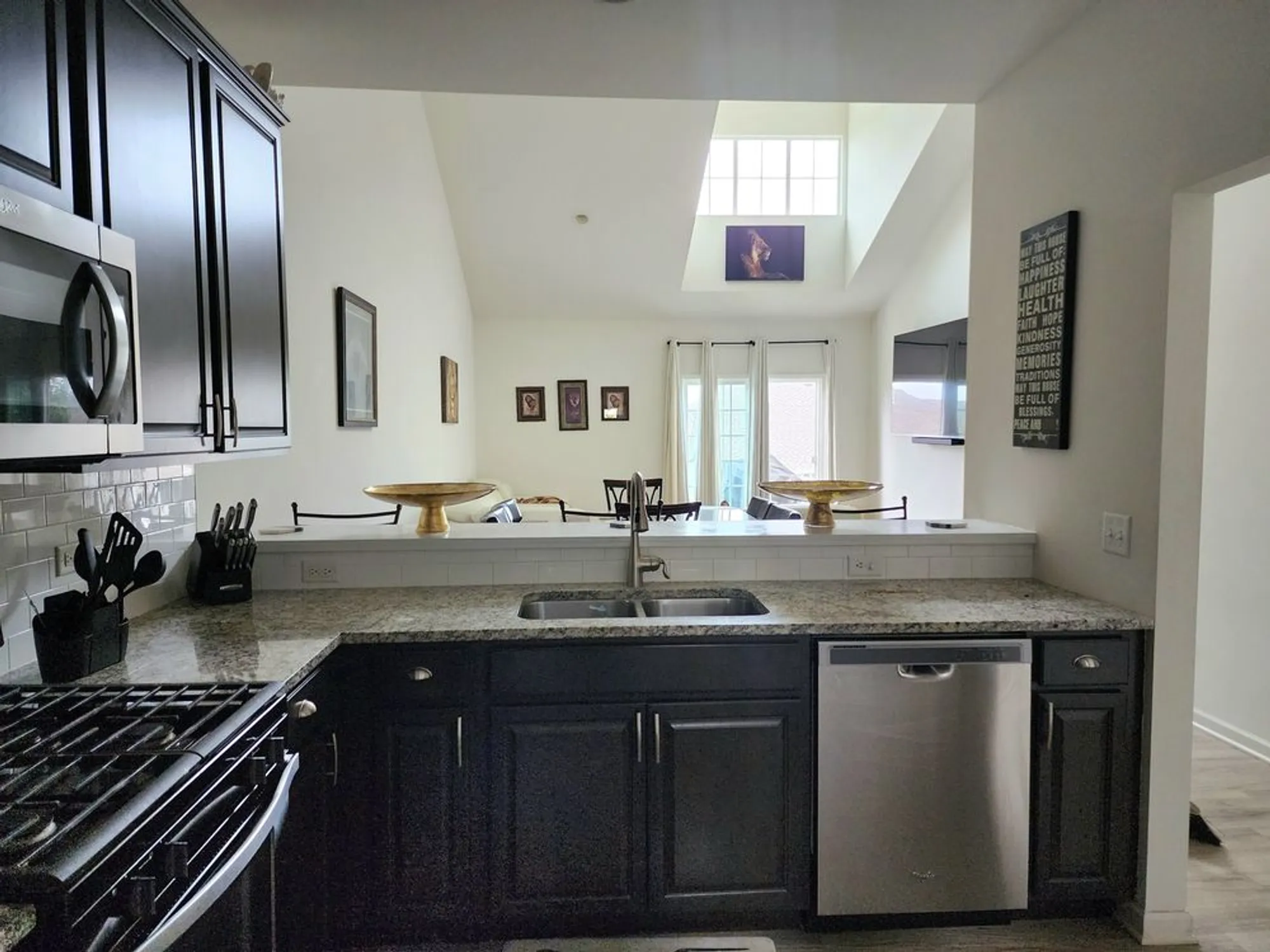 Property Slideshow image 4 of 29 | 2003 magenta ln, Algonquin, IL, 60102