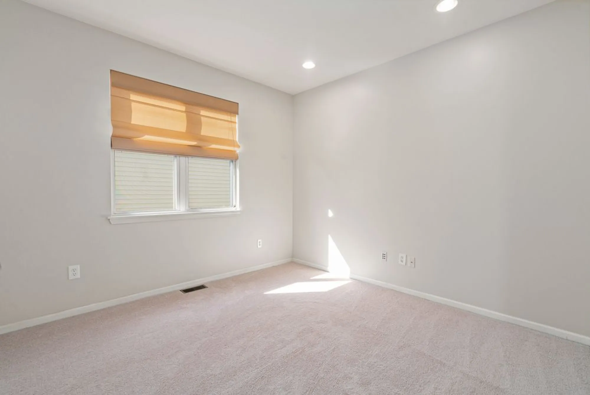 Property Slideshow image 19 of 39 | 1611 benzie cir, Romeoville, IL, 60446