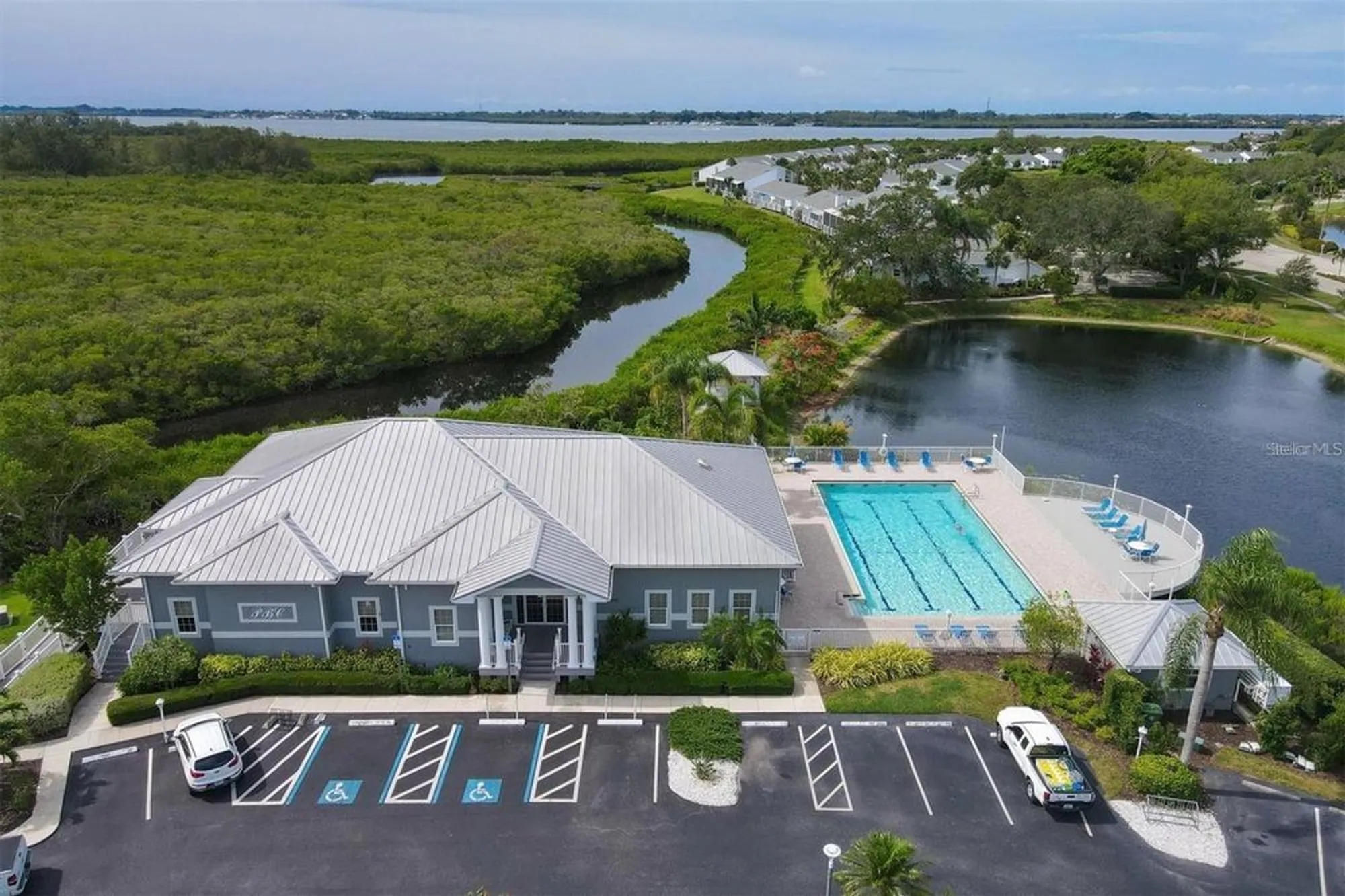 Property Slideshow image 23 of 37 | 967 waterside ln, Bradenton, FL, 34209