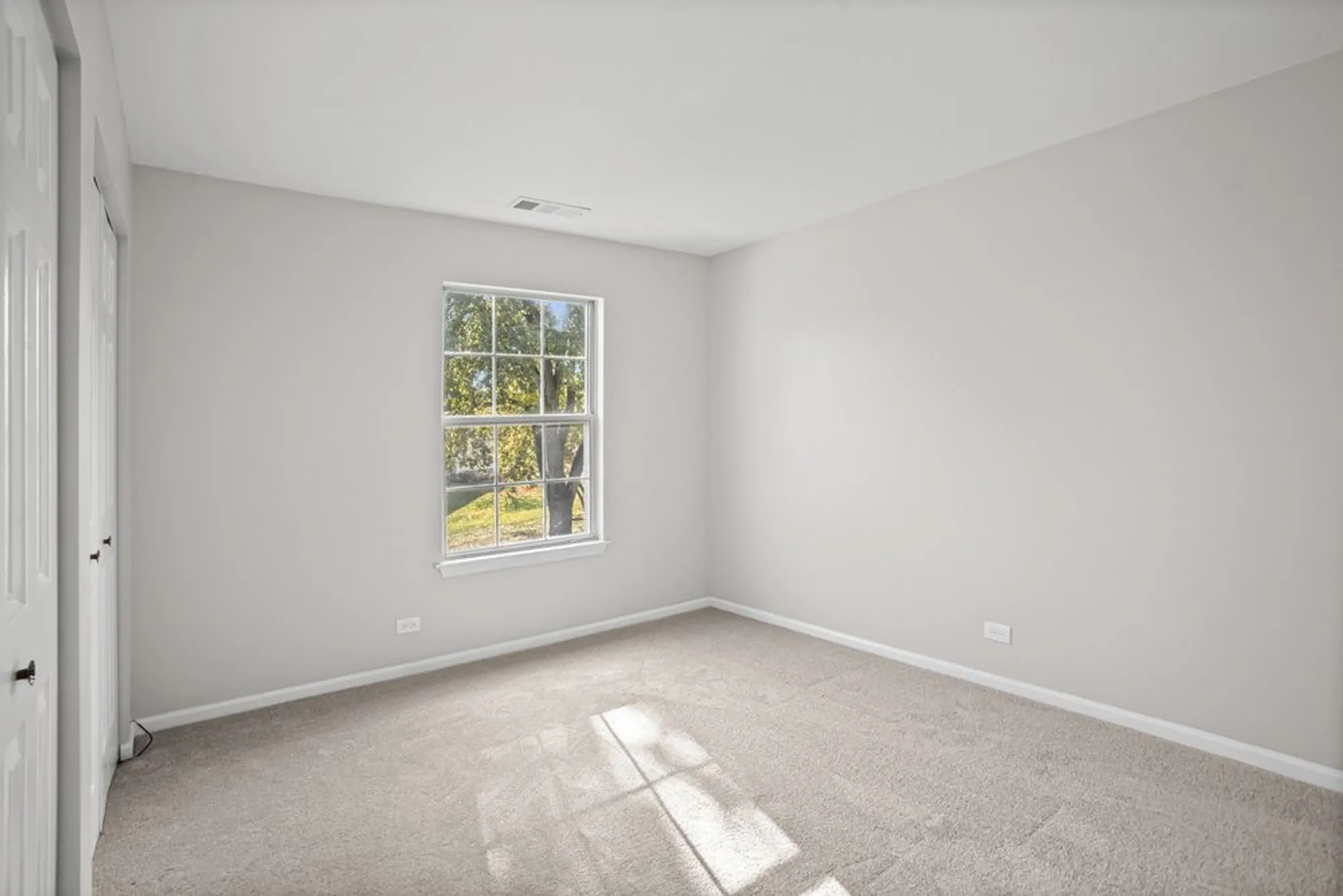 Property Slideshow image 13 of 23 | 109 rob roy ln c, Prospect Heights, IL, 60070