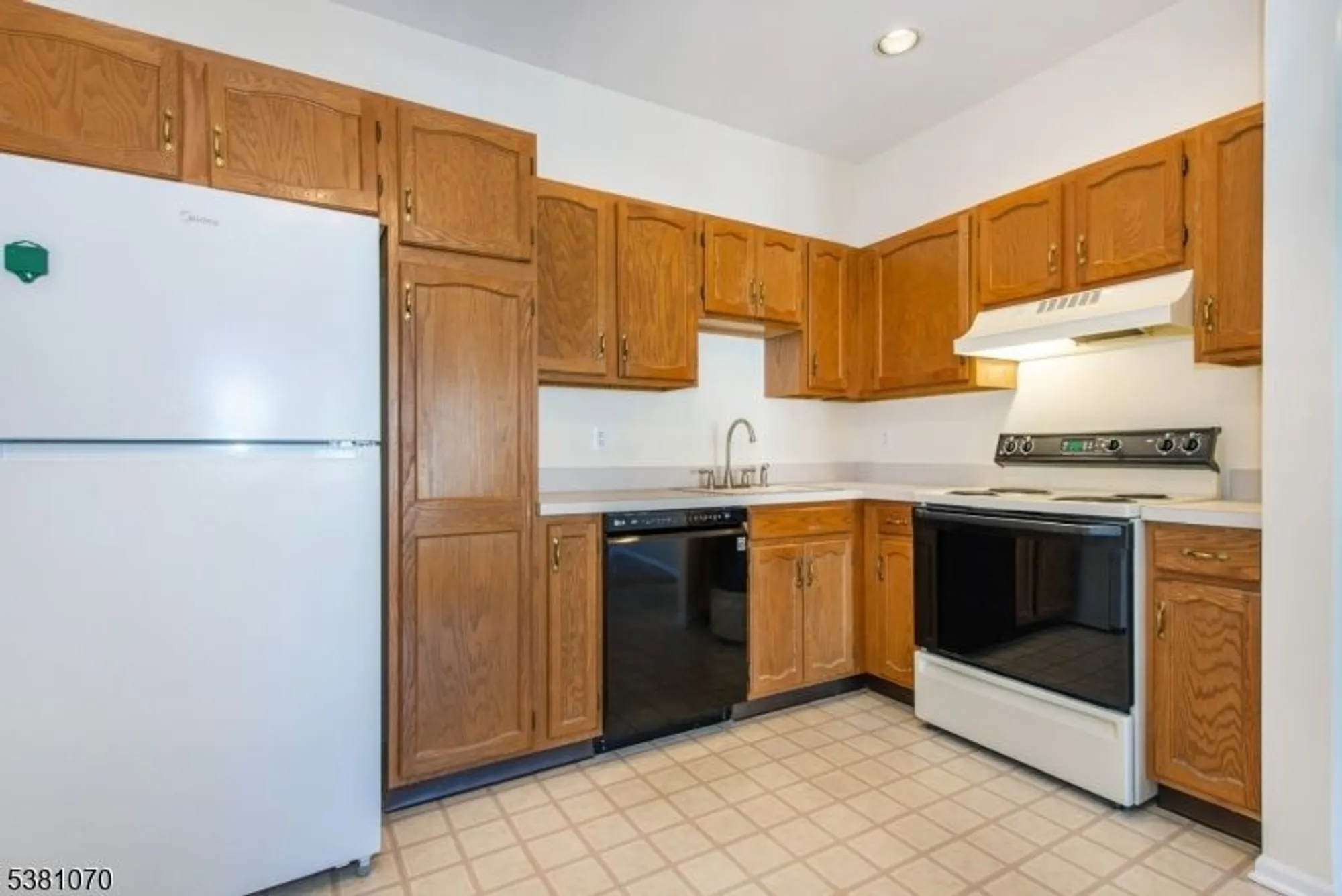 Property Slideshow image 8 of 32 | 2 richmond rd apt 210 210, West Milford, NJ, 07480