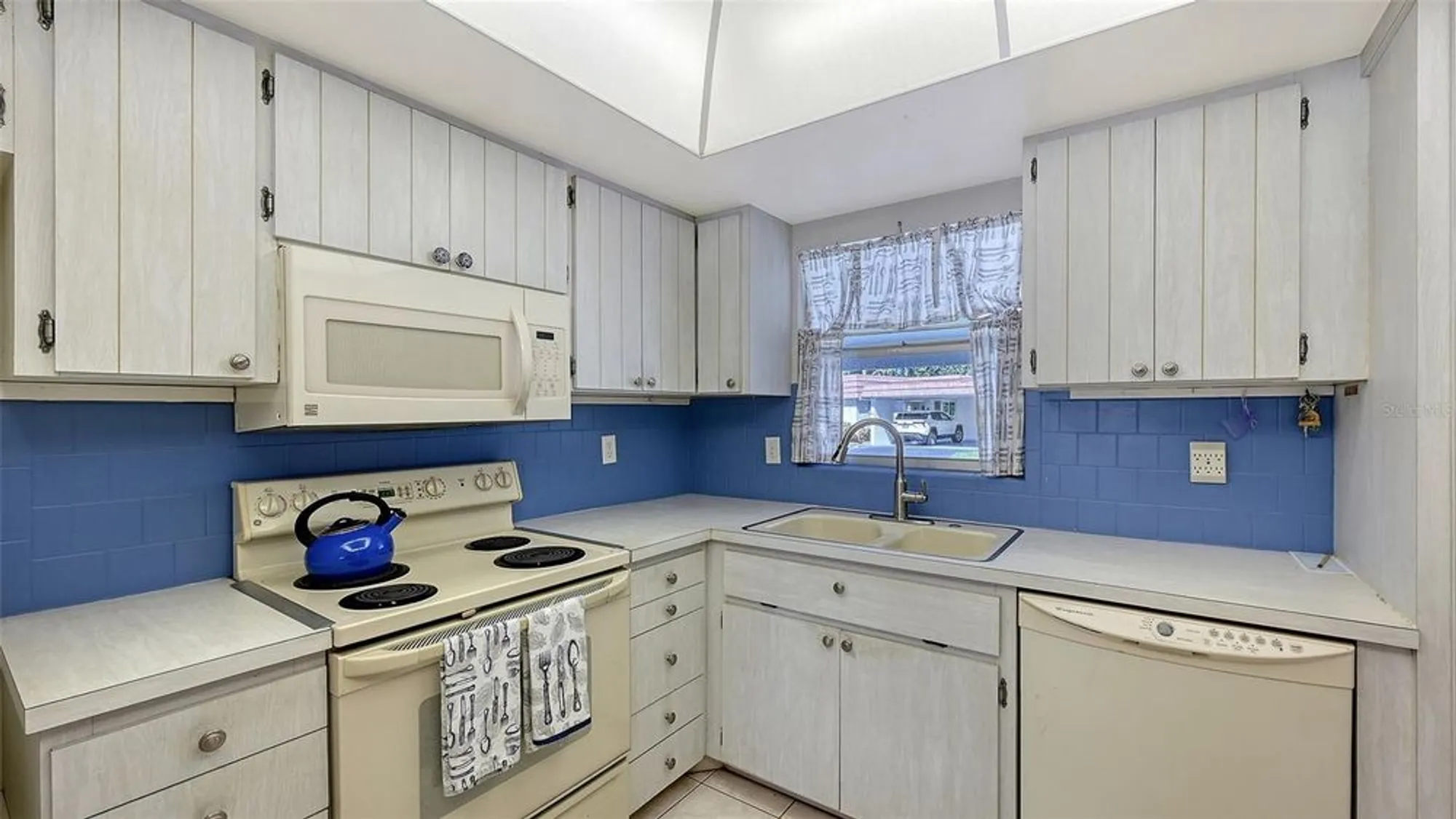 Property Slideshow image 16 of 47 | 5474 riverbluff cir v35, Sarasota, FL, 34231