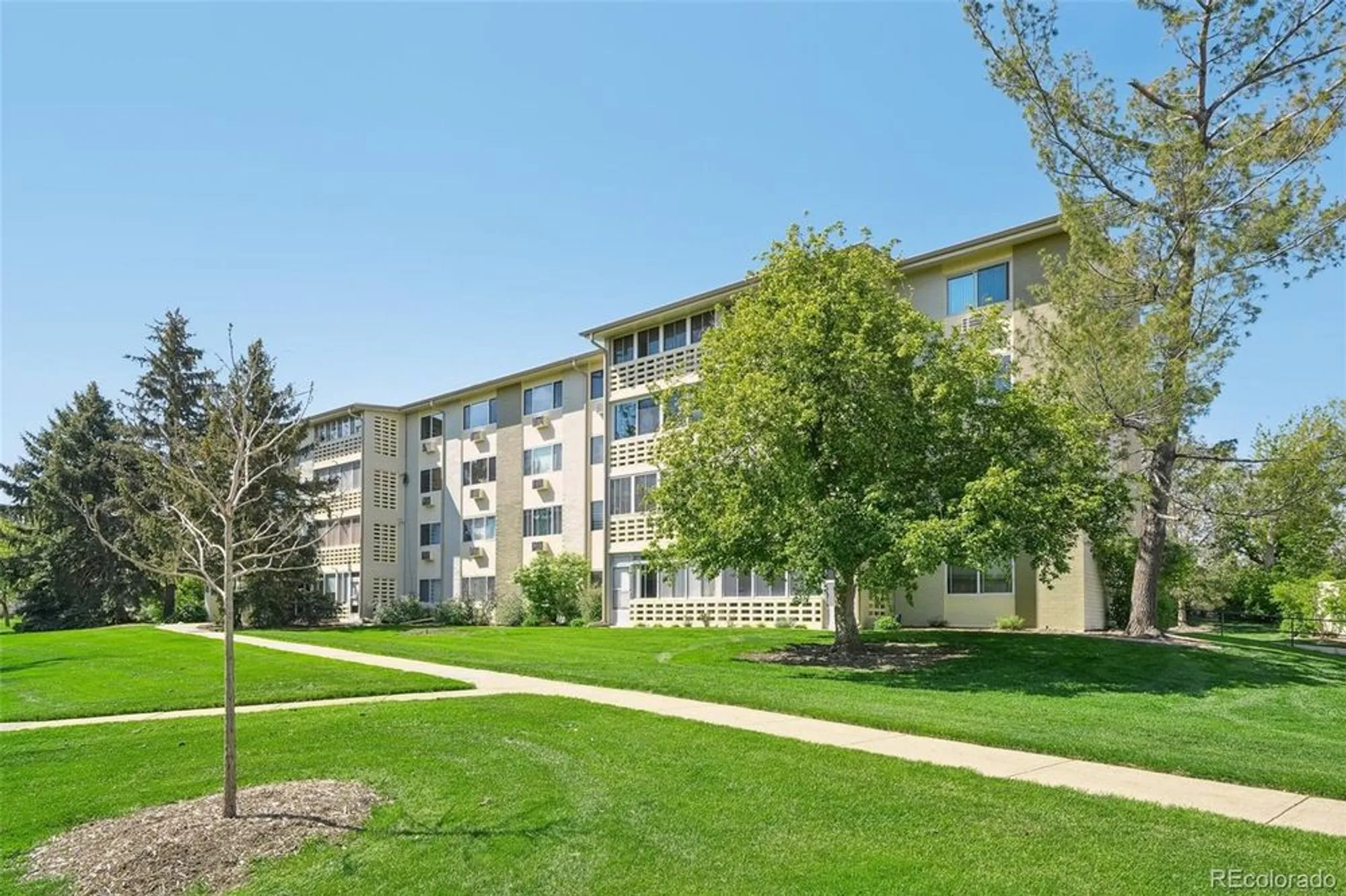 Property Slideshow image 1 of 19 | 705 s alton way 4d, Denver, CO, 80247