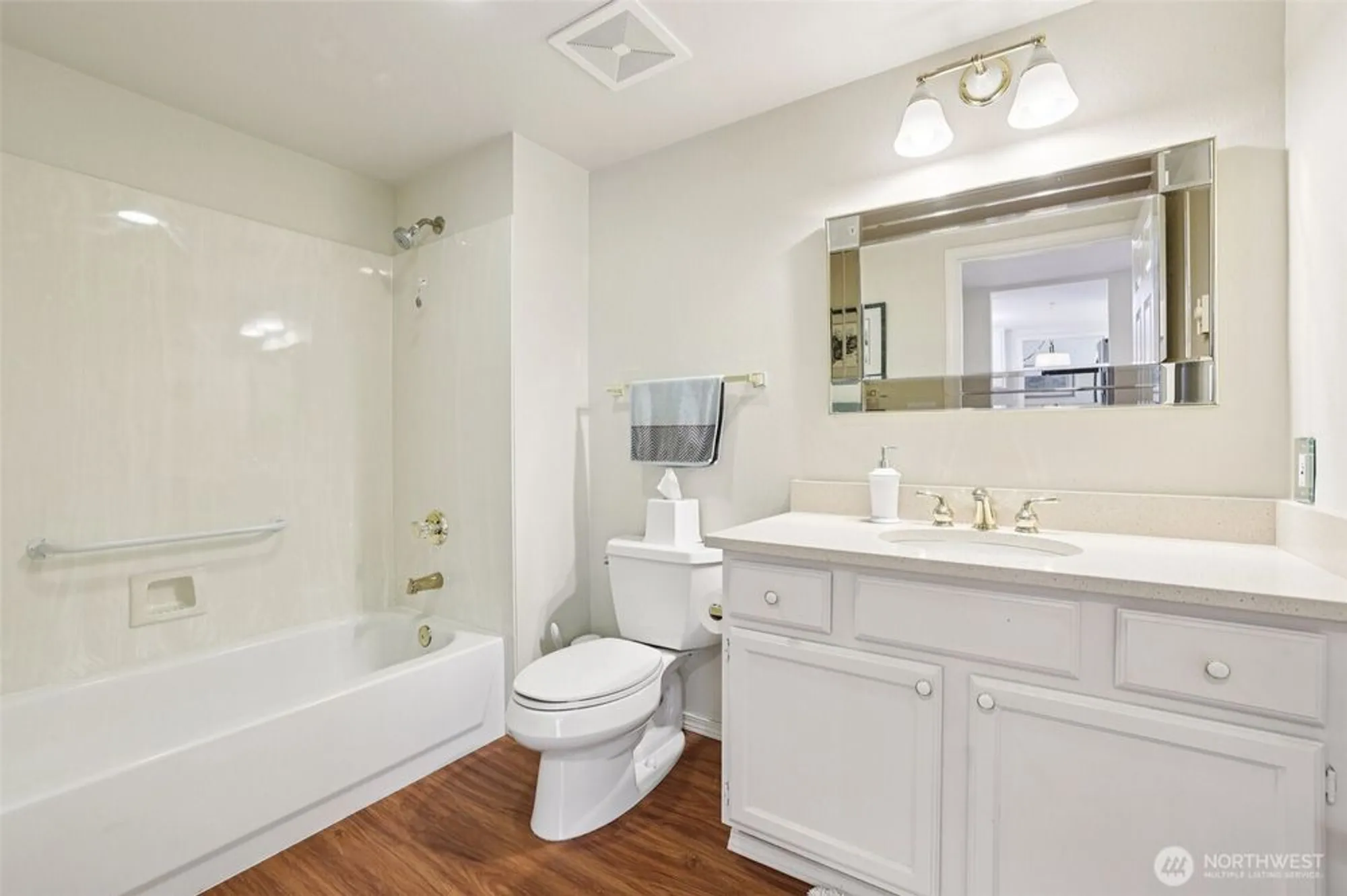 Property Slideshow image 23 of 32 | 4109 224th ln 207, Issaquah, WA, 98029