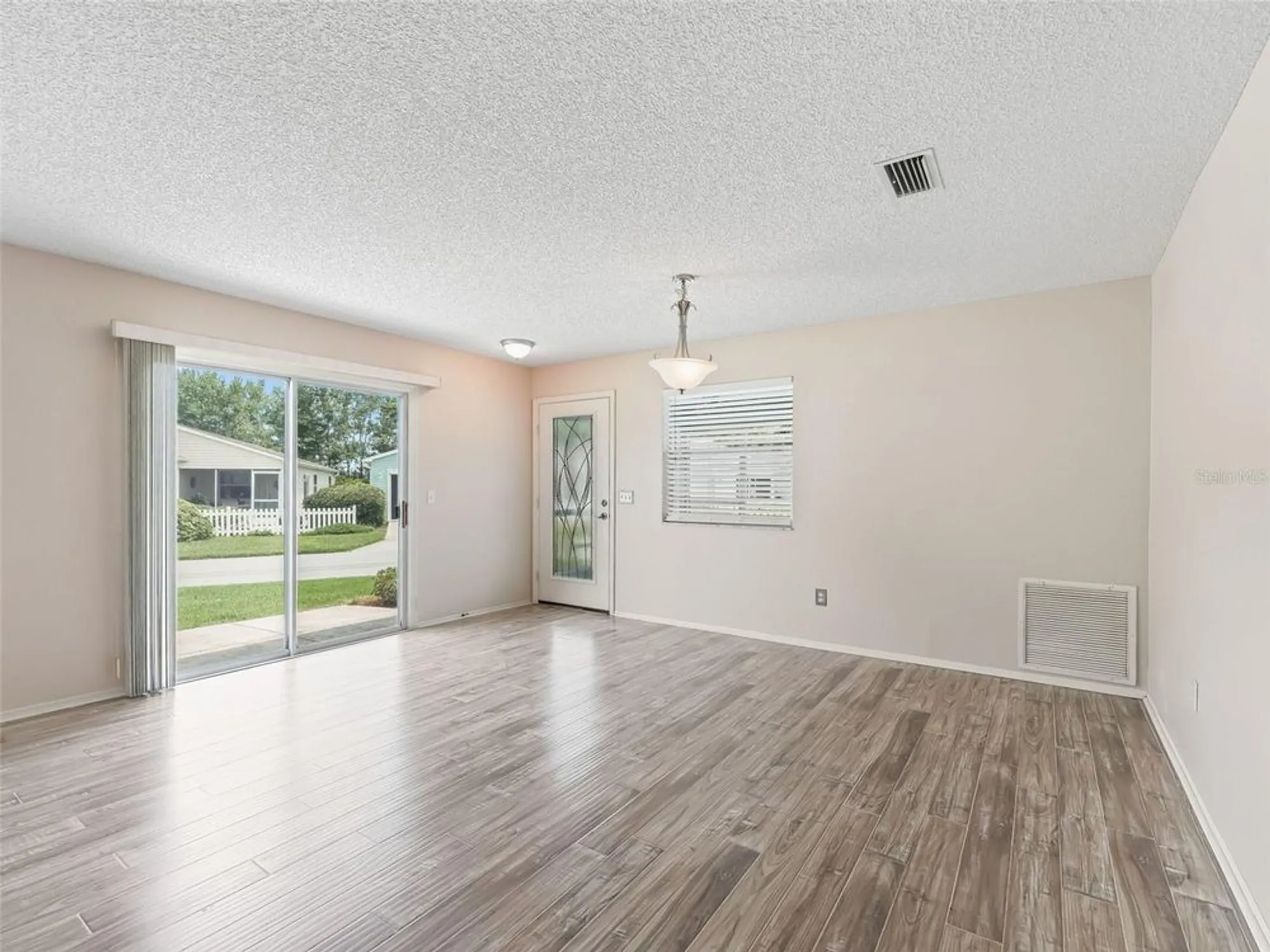 Property Slideshow image 10 of 25 | 220 estrada pl, The Villages, FL, 32159