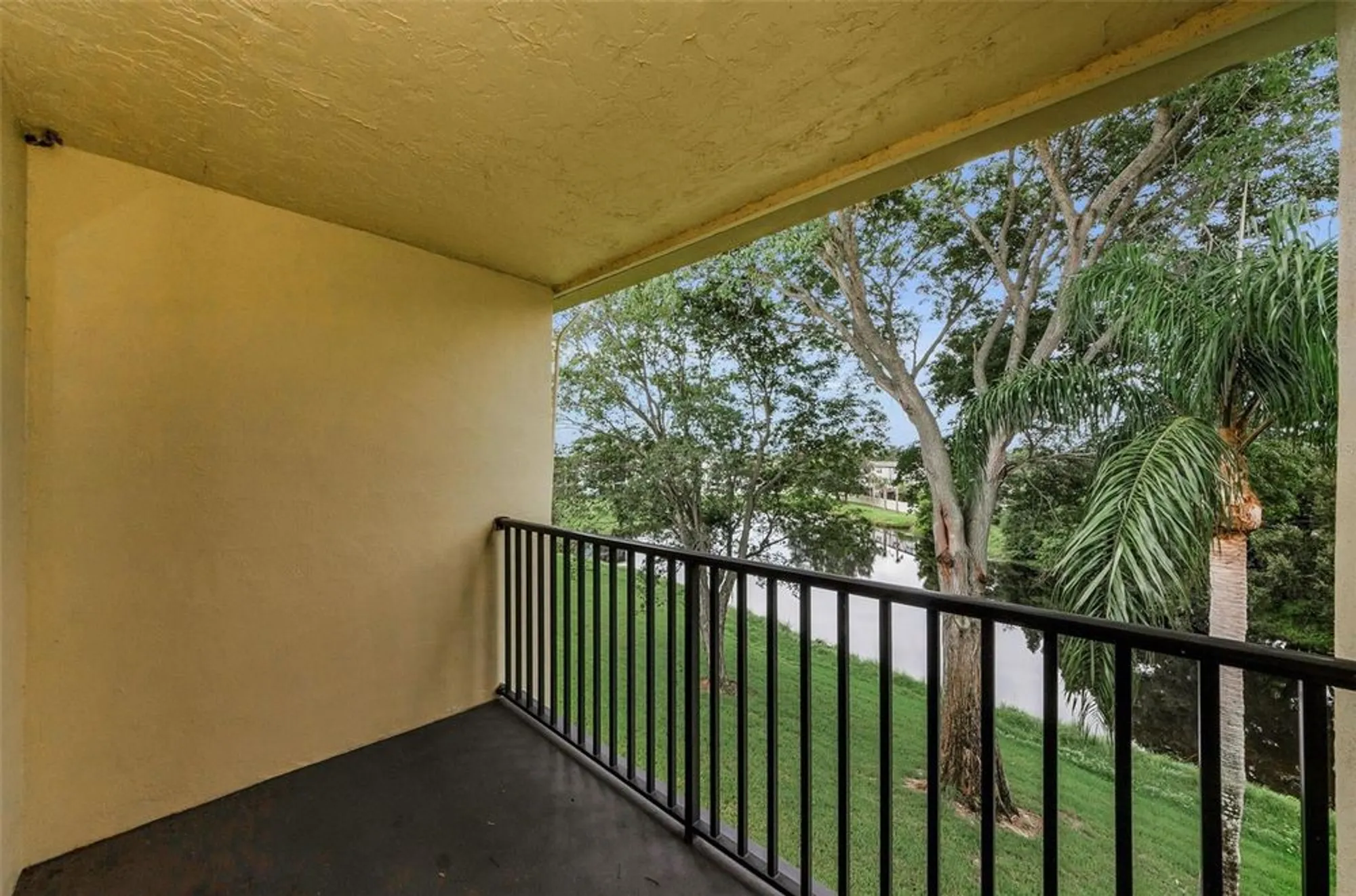 Property Slideshow image 3 of 41 | 1450 heather ridge blvd 307, Dunedin, FL, 34698