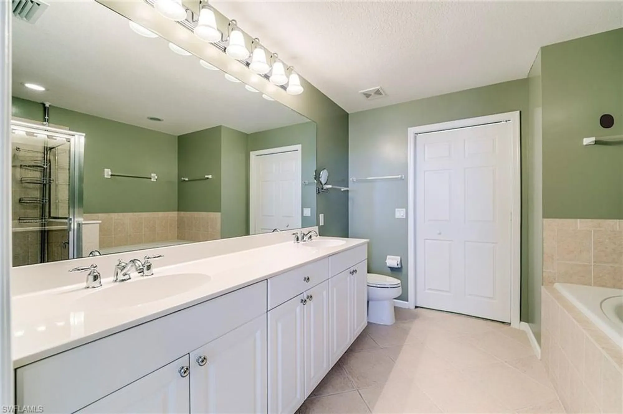 Property Slideshow image 33 of 44 | 3090 meandering way 101, Fort Myers, FL, 33905