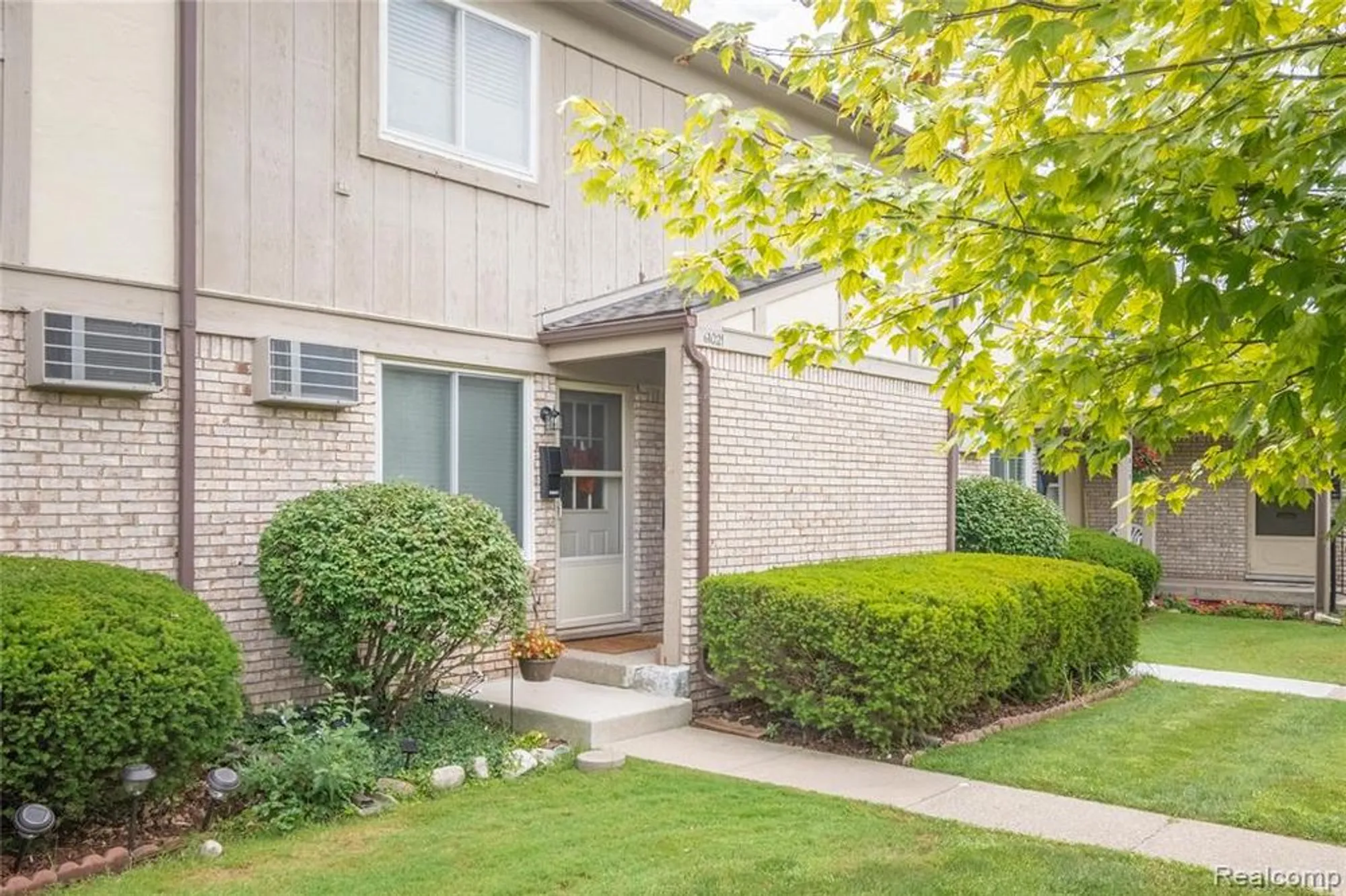 Property Slideshow image 1 of 36 | 61021 heritage blvd # 4, South Lyon, MI, 48178