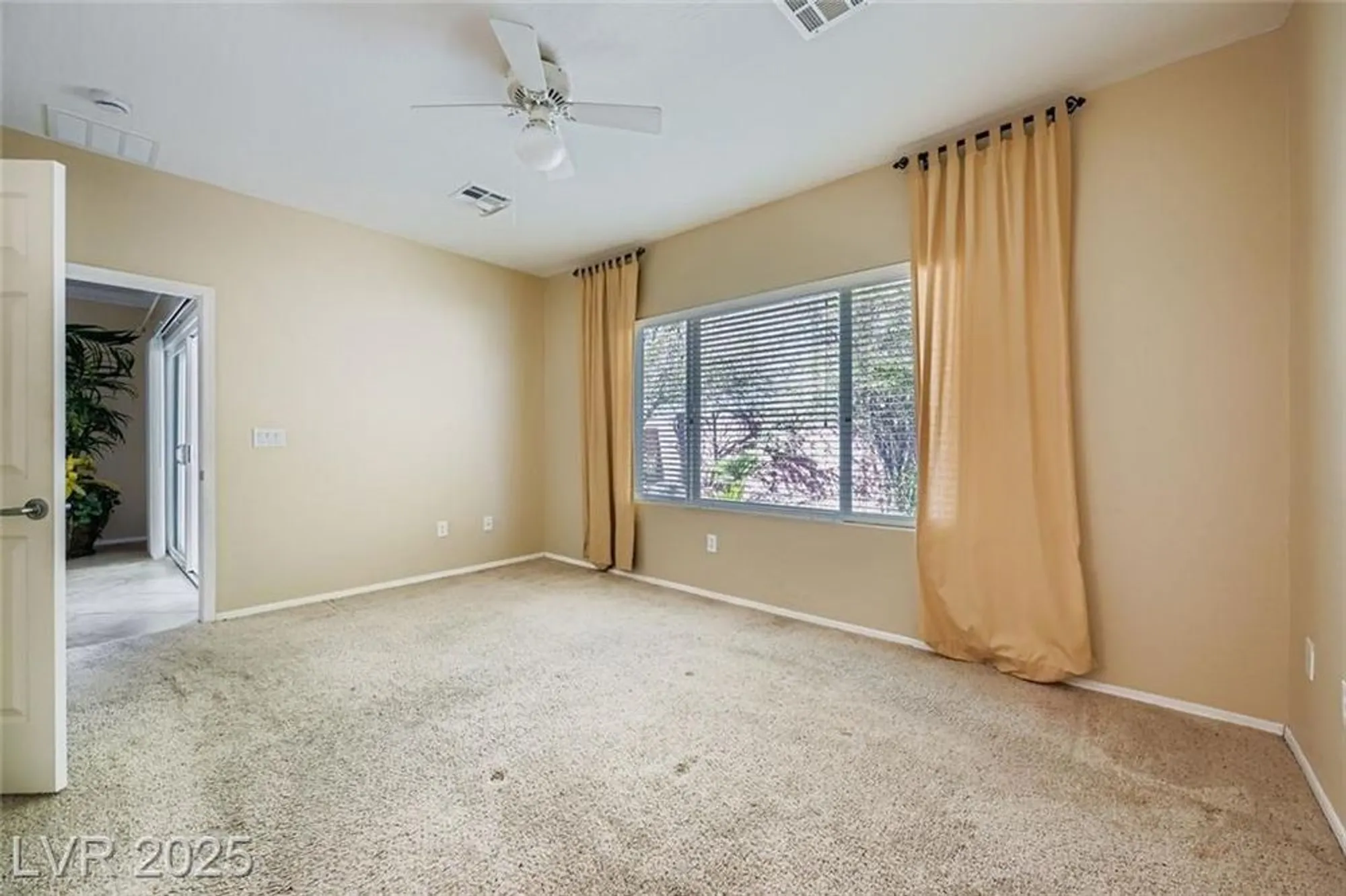 Property Slideshow image 15 of 29 | 2404 willow wren dr, North Las Vegas, NV, 89084