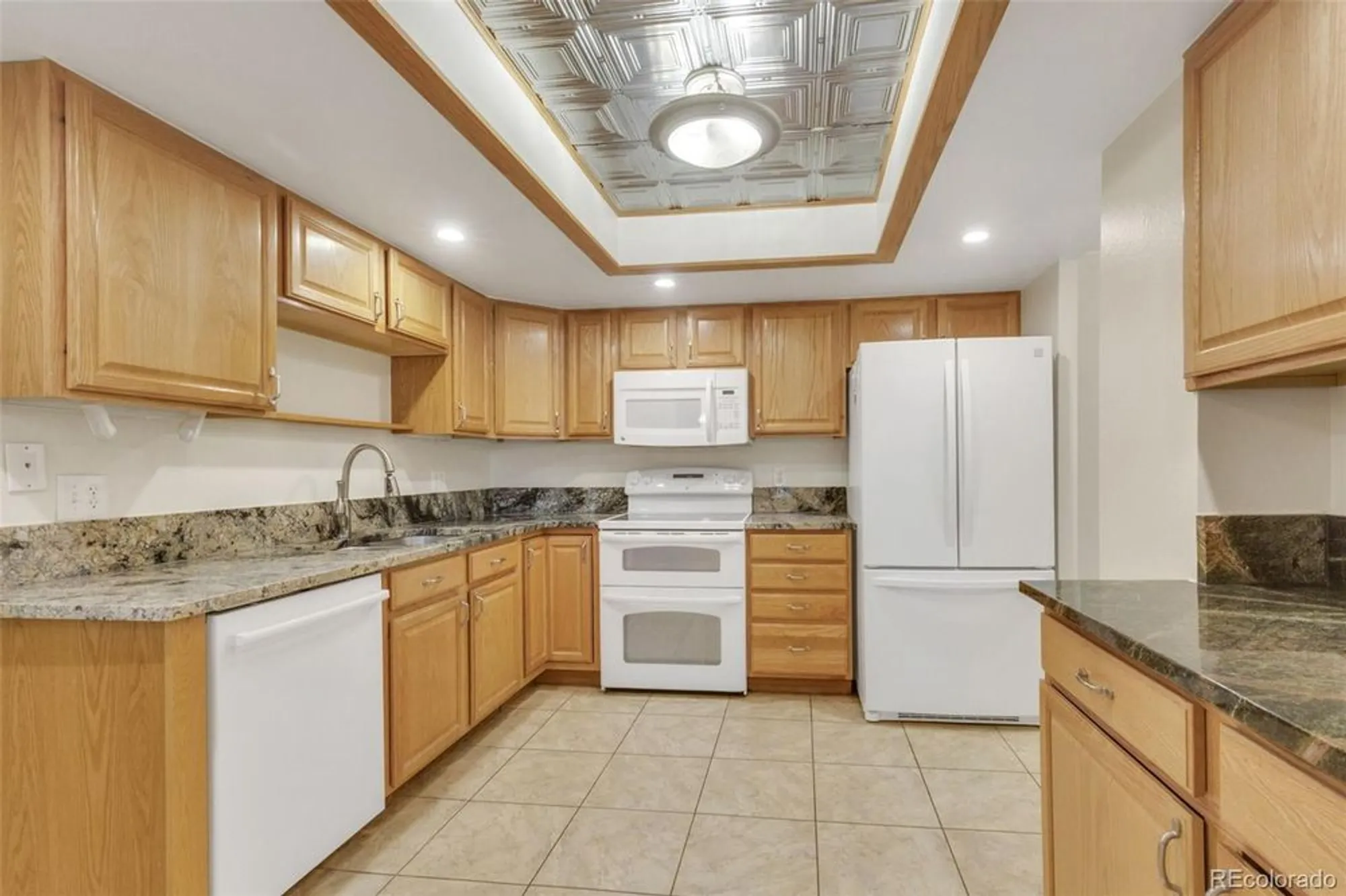 Property Slideshow image 5 of 44 | 13952 e marina dr apt 102, Aurora, CO, 80014