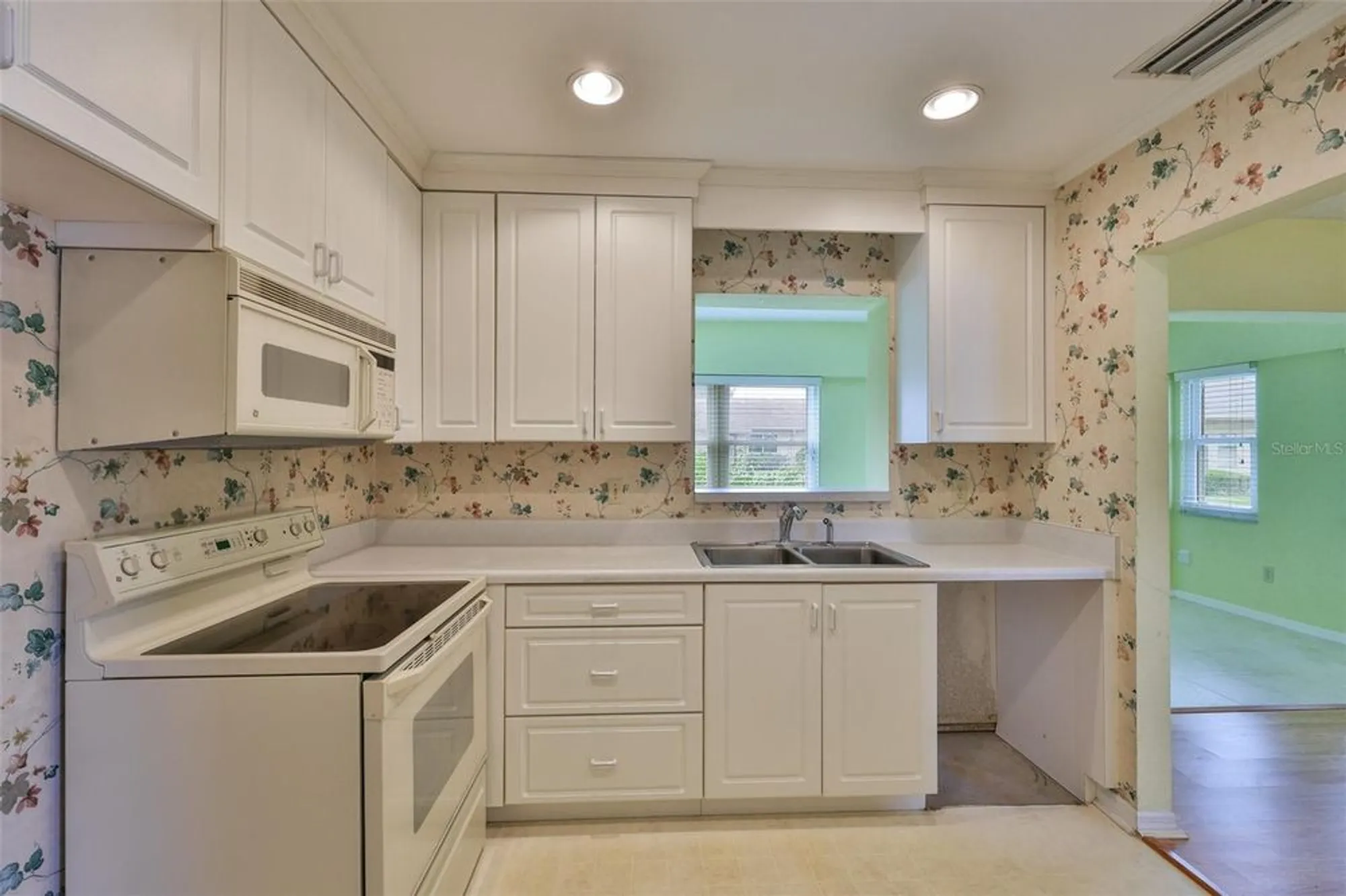 Property Slideshow image 7 of 49 | 1908 canterbury ln 20, Sun City Center, FL, 33573