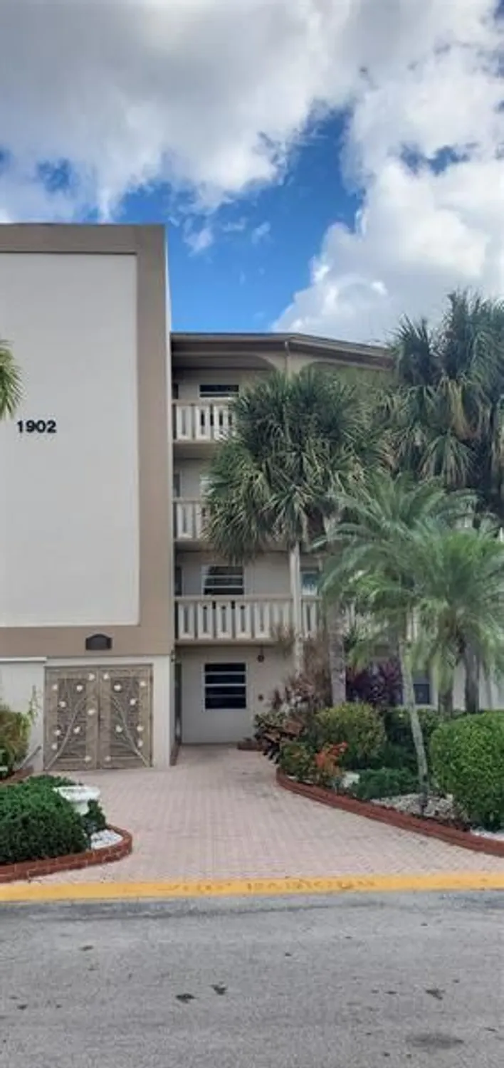 Property Slideshow image 4 of 20 | 1902 bermuda cir h4, Coconut Creek, FL, 33066