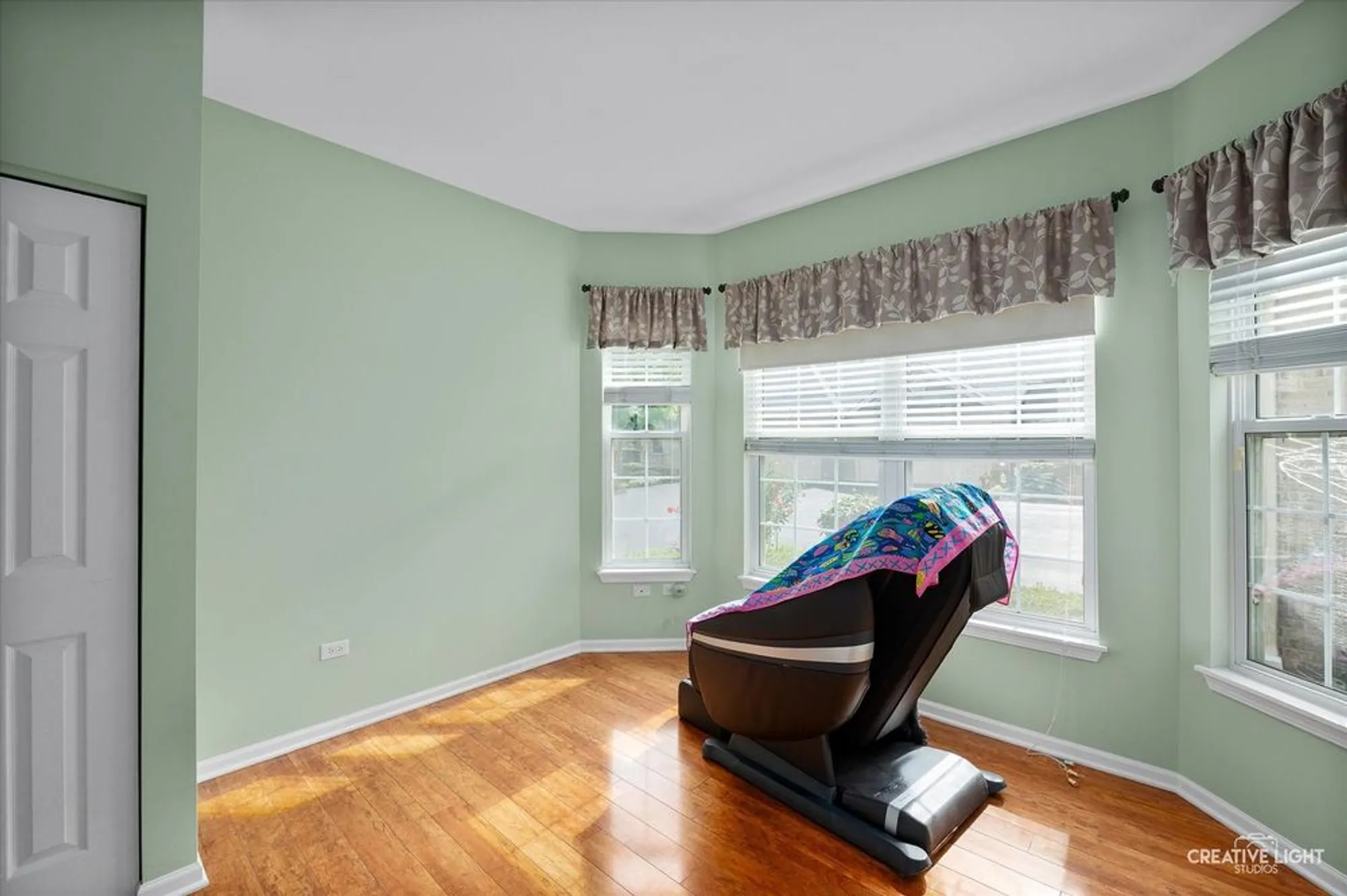 Property Slideshow image 13 of 24 | 21522 lake st clair dr, Crest Hill, IL, 60403