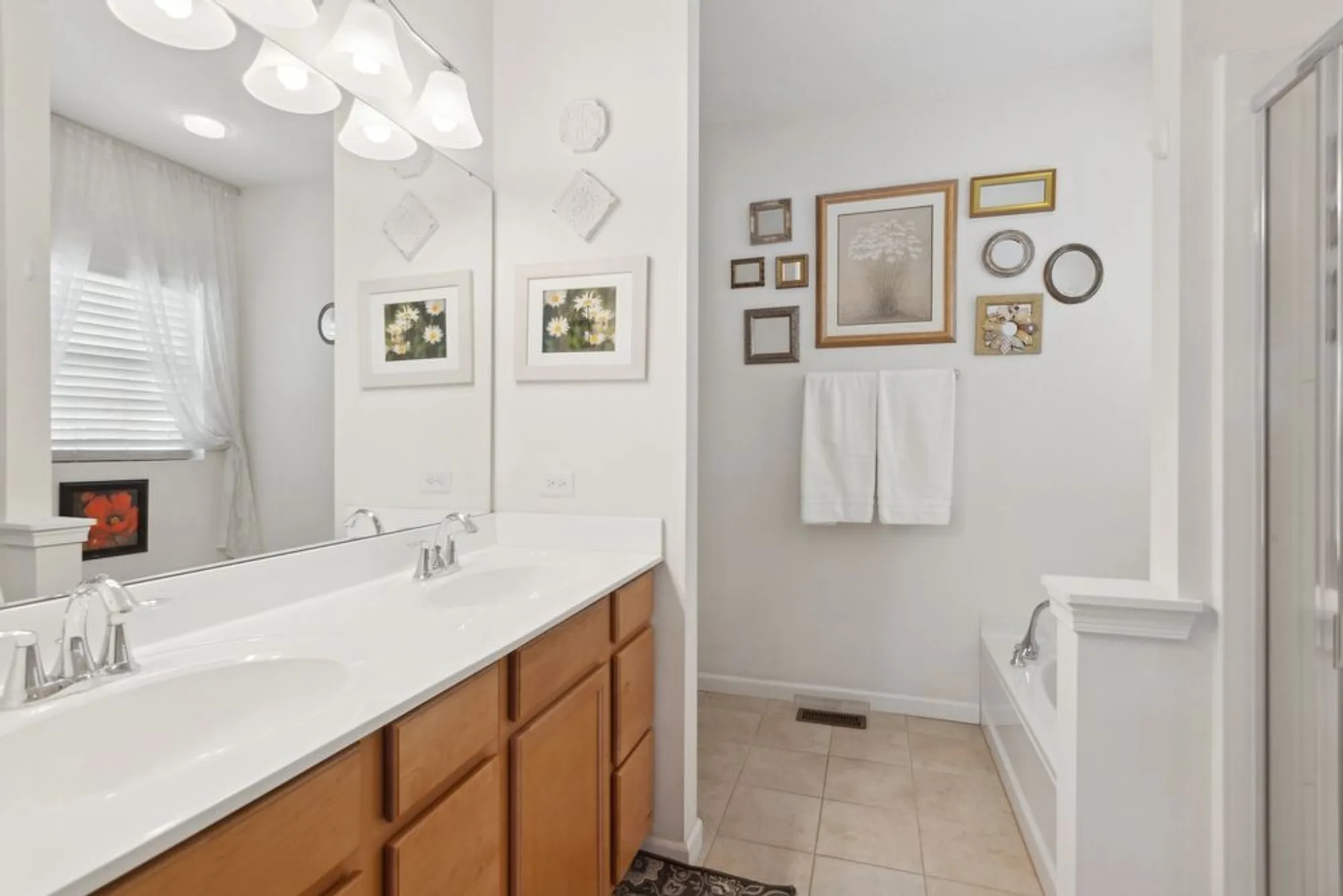 Property Slideshow image 12 of 18 | 1616 colchester ln, Aurora, IL, 60505