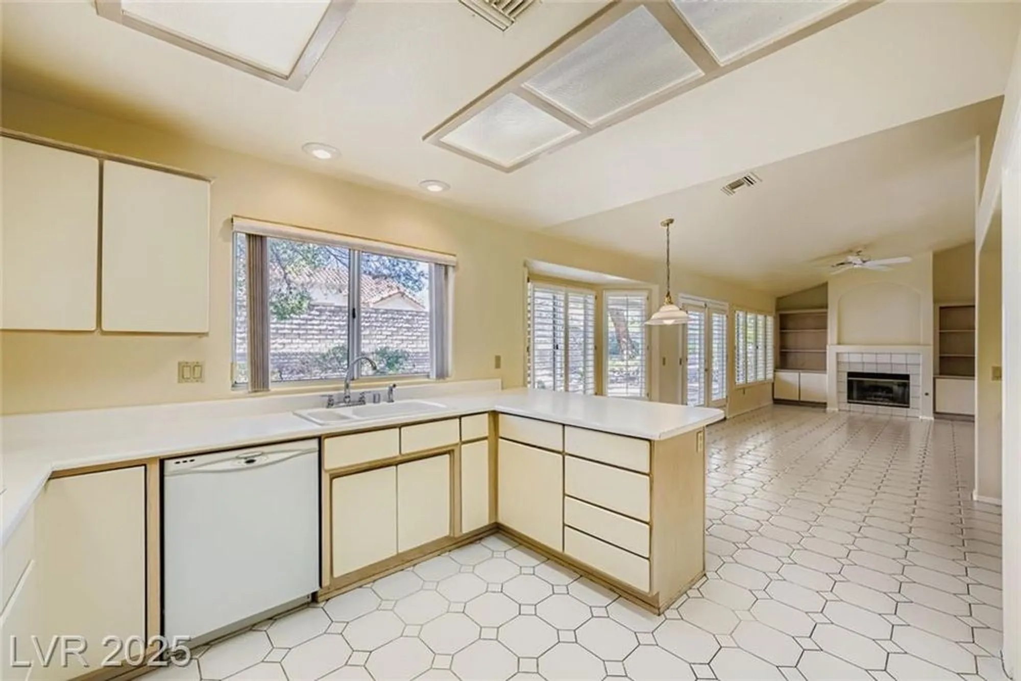 Property Slideshow image 14 of 29 | 2517 desert butte dr, Las Vegas, NV, 89134