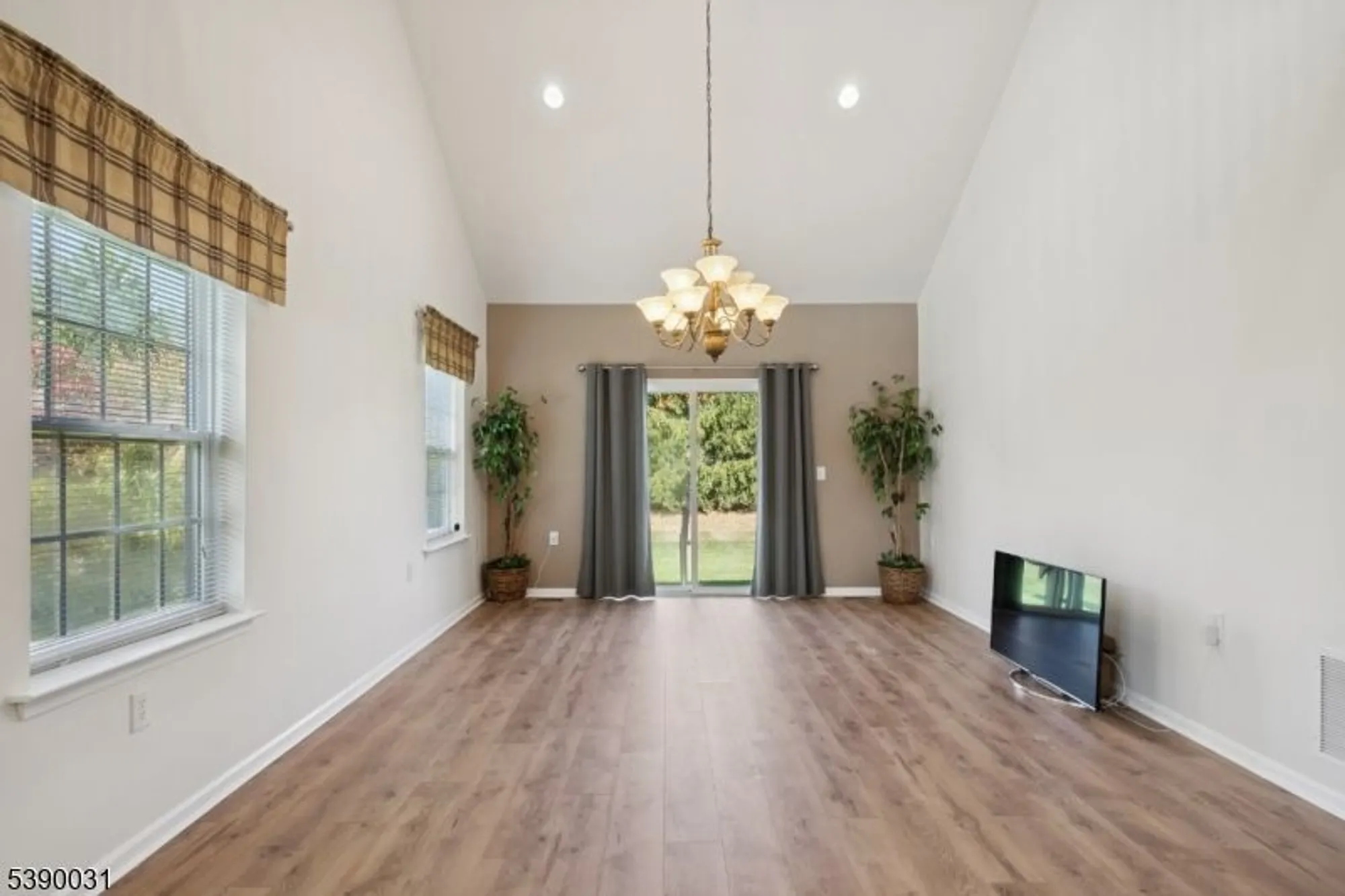 Property Slideshow image 12 of 42 | 29 medici dr, Somerset, NJ, 08873