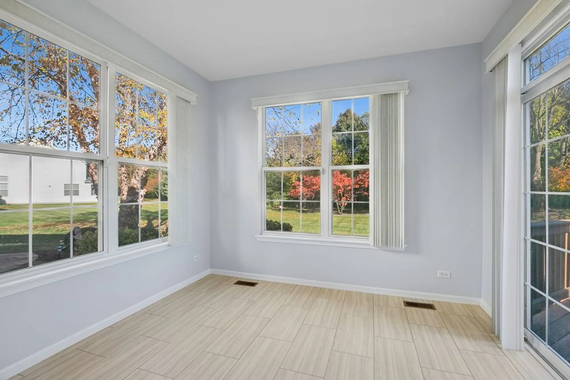 Property Slideshow image 11 of 39 | 2325 carillon dr, Grayslake, IL, 60030