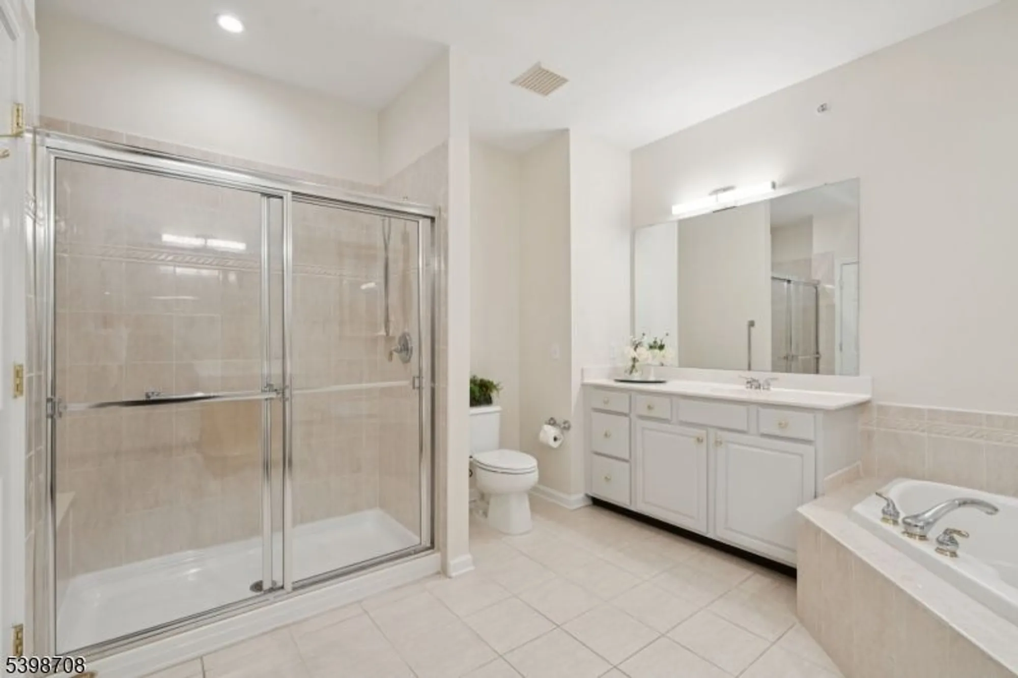 Property Slideshow image 14 of 35 | 911 holly ln # 11, Cedar Grove, NJ, 07009