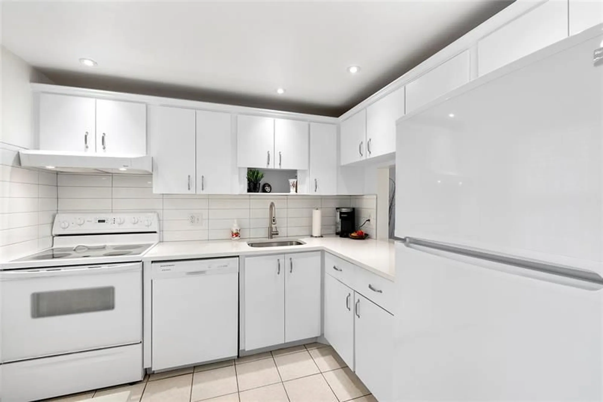 Property Slideshow image 9 of 31 | 7807 golf circle dr 211, Margate, FL, 33063