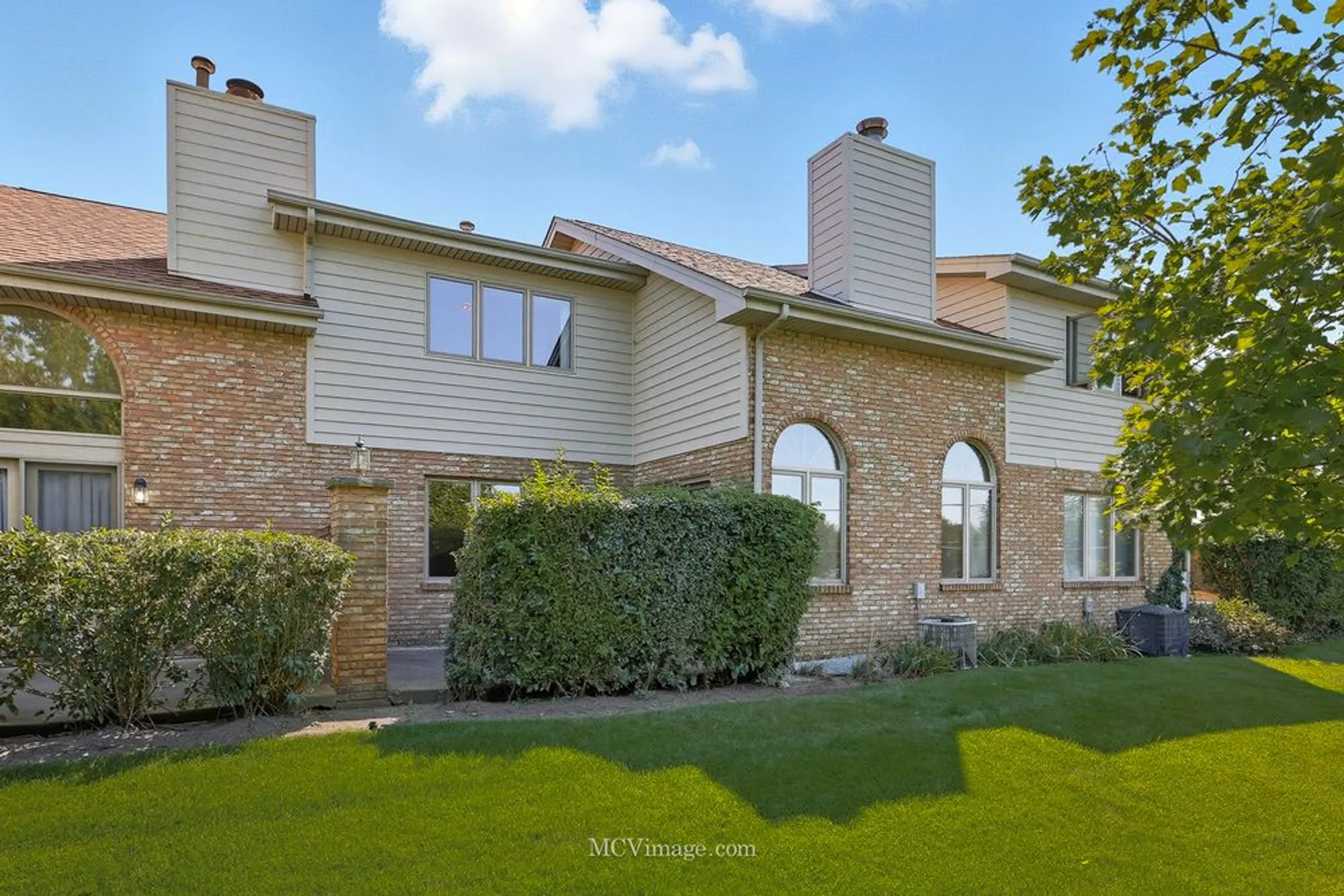 Property Slideshow image 21 of 25 | 18434 lakeview cir, Tinley Park, IL, 60477