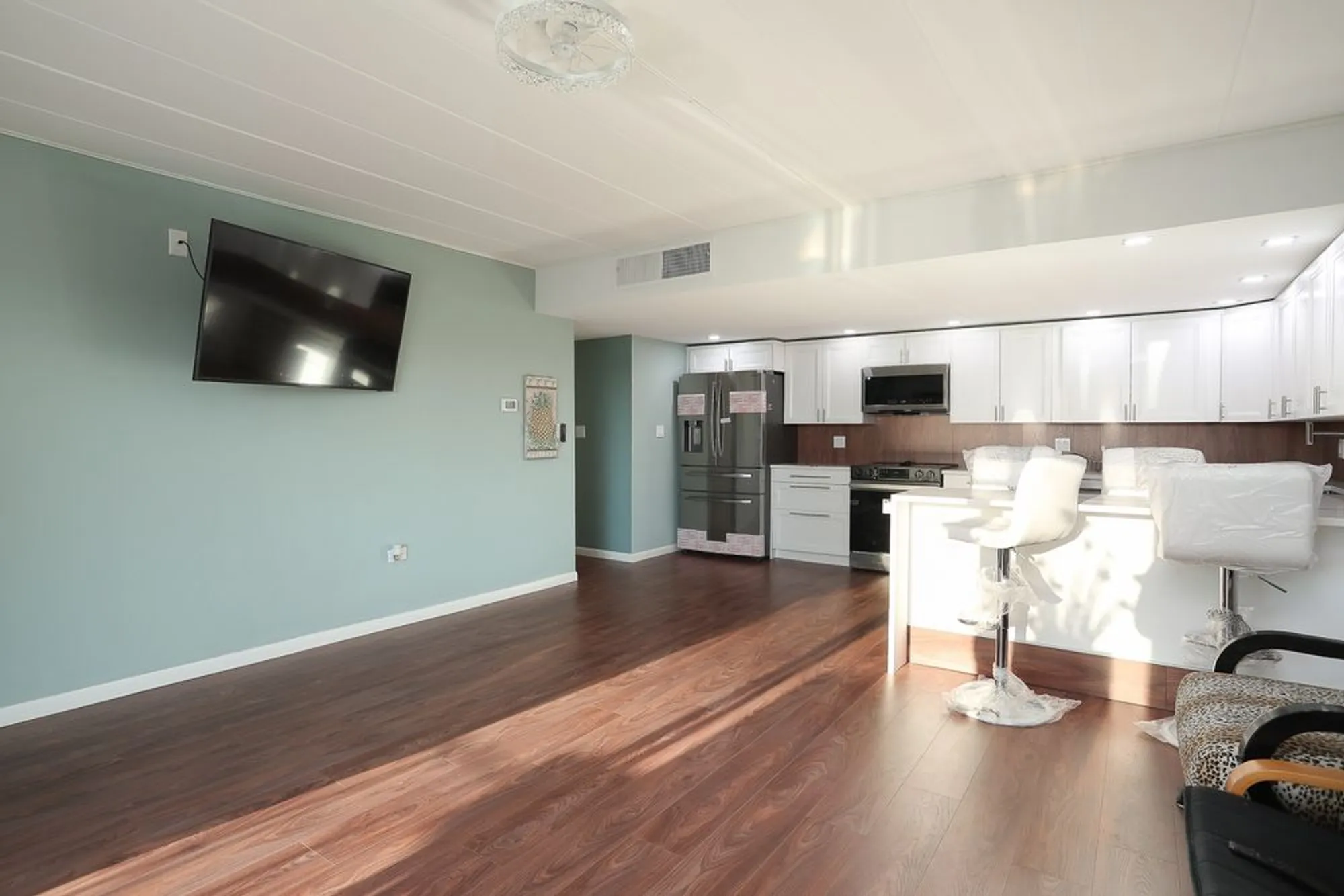 Property Slideshow image 9 of 32 | 2900 maple ave 19e, Downers Grove, IL, 60515