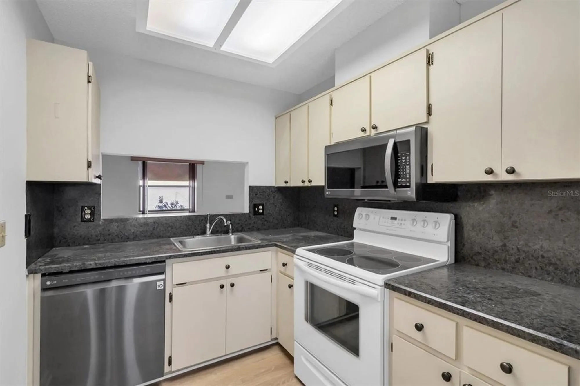 Property Slideshow image 6 of 25 | 11736 white ash dr, New Port Richey, FL, 34654