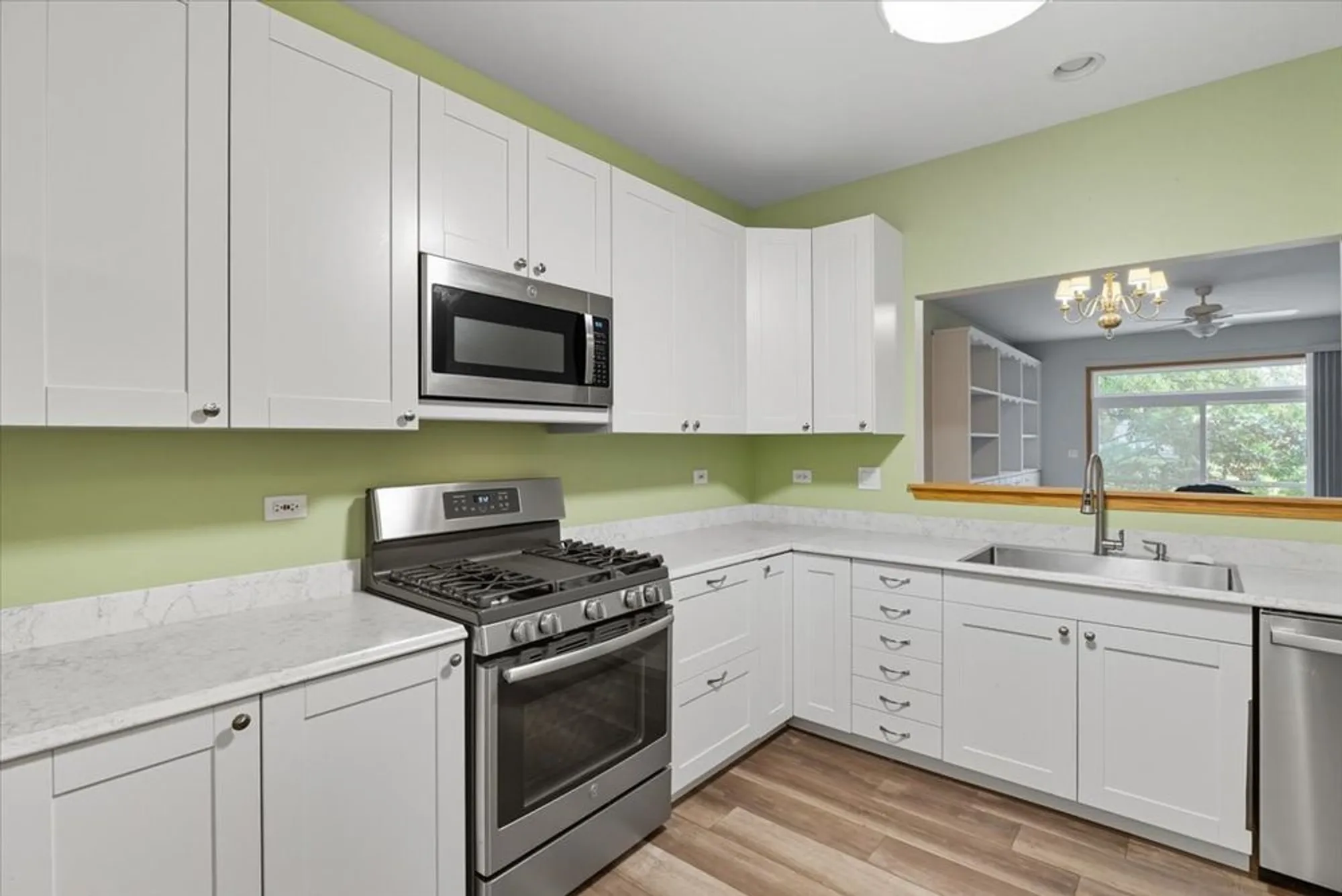 Property Slideshow image 6 of 25 | 2346 ashbrook ln, Grayslake, IL, 60030