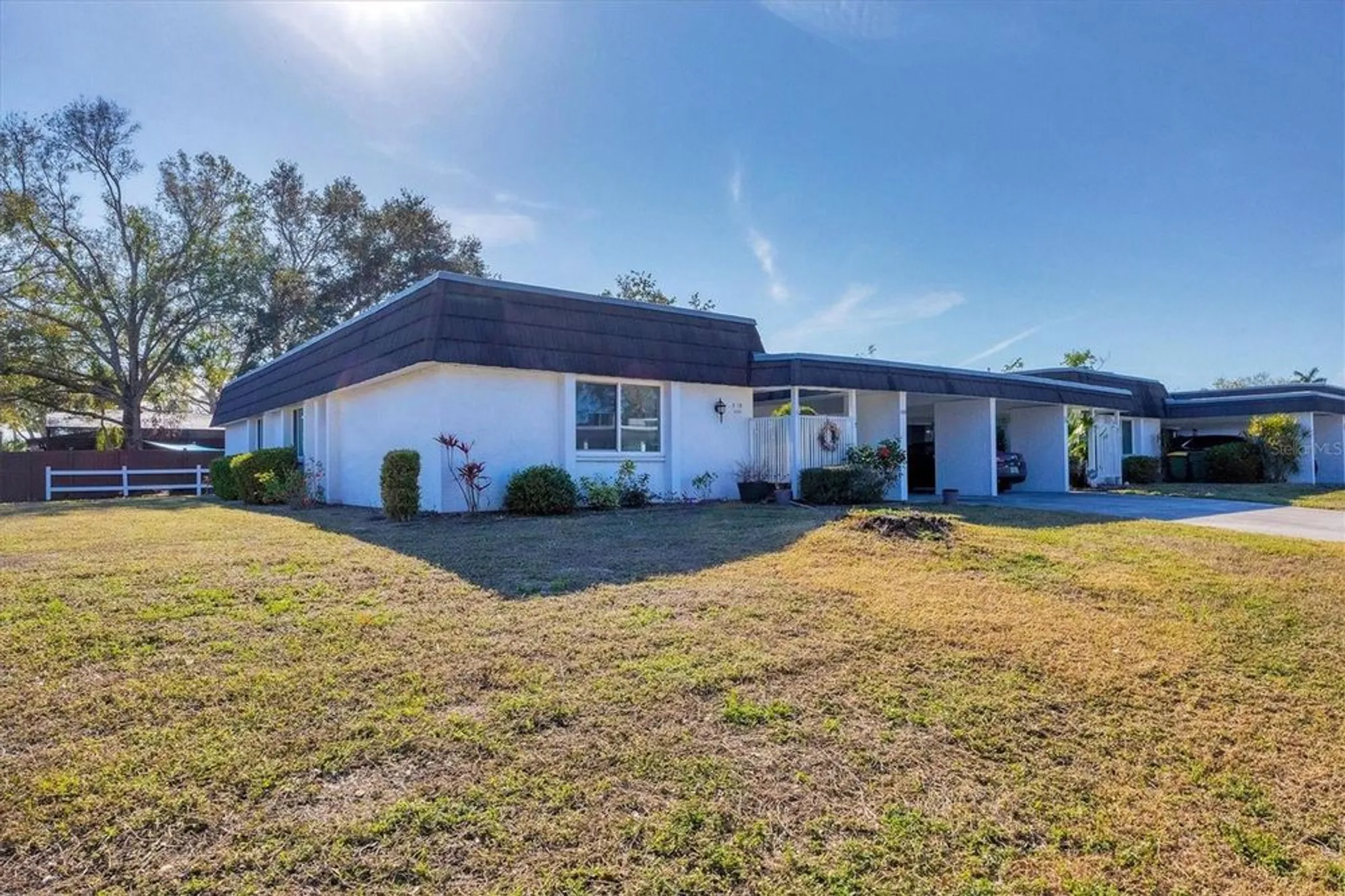 Property Slideshow image 2 of 31 | 3990 overlook bnd 19, Sarasota, FL, 34232